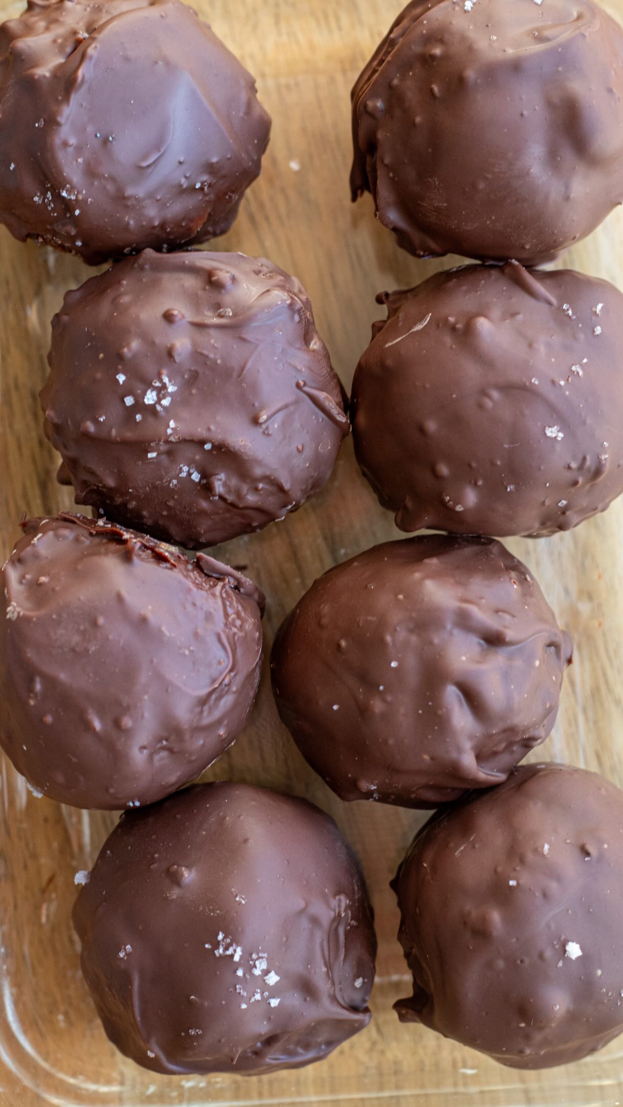 Energy Balls amande, cajou, chocolat : la collation saine et gourmandeSe conserve 4 à 5 jours au réfrigérateur dans une boîte hermétique : des boules énergie enrobées de chocolat, sans sucre ajouté, le chocolat et les fruits séchés font le job, parfaites à glisser dans un sac pour la pause de l’après-midi ou avant/après le sport.Pour 8 balls
50g de cottage cheese
80 g de poudre d’amande
40 g de flocons d’avoine
20 g de noix de cajou
25g de cranberries
25 g de beurre de cacahuète
80g de chocolat noir ou au laitDétendez un peu le cottage cheese au fouet. Ajoutez poudre d’amande, flocons d’avoine, noix de cajou concassées, cranberries hachées et beurre de cacahuète. Mélangez puis façonnez 8 boules. Faites fondre le chocolat au micro-ondes en plusieurs fois : une première fois 30 secondes à pleine puissance, puis, si nécessaire, 2 passages supplémentaires de 10 secondes. Plongez chaque boule dans le chocolat pour bien l’enrober, retirez l’excédent en tapotant la fourchette sur le bord du verre puis déposez sur une assiette recouverte de papier cuisson pour les décoller facilement. Laissez prendre au moins 1 heure au réfrigérateur avant de déguster.