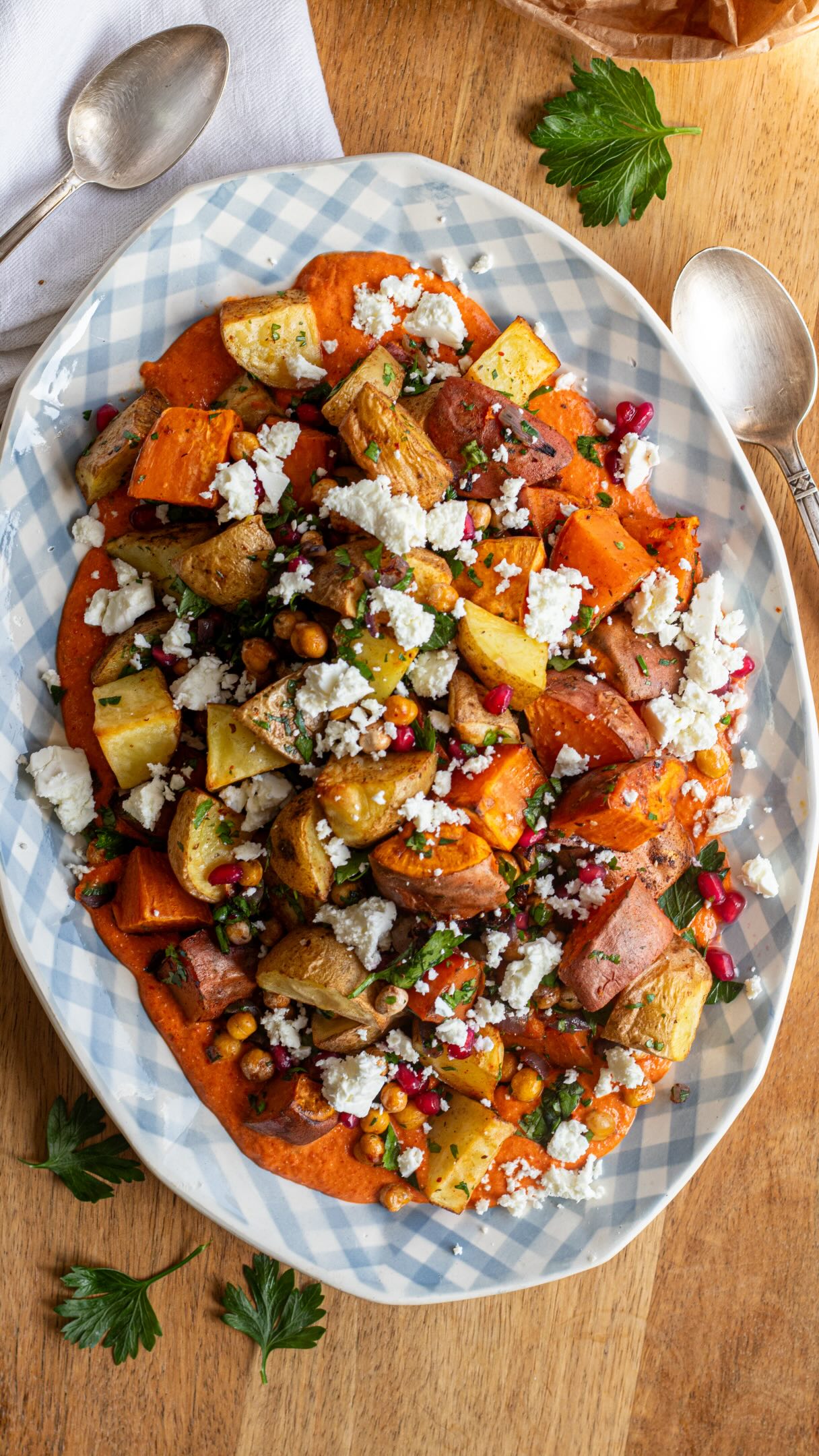 Légumes rôtis, coulis de poivrons rouges, feta et grenade👉🏻Poids des légumes entiers, avant épluchage mais pas besoin d’être au gramme près ici. Recette pour 3/4 personnes suivant l’activité/besoins. Meilleur mangé le jour J mais se garde 2/3 jours au frigo.Pour les légumes rôtis :
630 g de patate douce
485 g de pommes de terre
1 oignon rouge
150 g de pois chiches cuits (surgelé ou boîte)
1 c. à café de Zaatar, de sumac, de paprika fumé
Sel et Piment d’Espelette (au goût)
1 bouquet de coriandre et de persil frais
2 poignées de graines de grenadePour le coulis :
2 poivrons rouges (390 g pesés entiers)
1 c. à soupe de jus de citron, de vinaigre balsamique, d’huile d’olive
75 g de feta (40 dans le coulis + 35 pour le dessus)
2 c. à soupe de yaourt à la grecque
Sel et poivreFrottez les patates et gardez la peau si pas abimée. Coupez-les en cubes. Épluchez l’oignon rouge et émincez-le. Dans un grand plat, déposez oignon, pois chiches cuits, cubes de 🥔🍠. Assaisonnez avec zaatar, sumac, paprika fumé, sel, piment d’Espelette, huile d’olive. Mélangez bien. Enfournez 40’ à 200 degrés en mélangeant une fois à 30’ de cuisson.Coupez les poivrons en deux et retirez les graines. Déposez dans un plat, enfournez-les à leur tour à 200°C pendant 30 minutes. Une fois froids, leur peau s’enlèvera facilement. Déposez les poivrons rôtis et débarrassés de leur peau dans le bol d’un mixeur ; ajoutez jus de citron, vinaigre balsamique, huile d’olive, 40 g de feta, yaourt, sel et poivre, mixez. Goûtez et rectifiez l’assaisonnement.Lorsque les légumes sont bien rôtis, laissez-les tiédir légèrement. Ciselez la coriandre et le persil frais, puis mélangez-les aux légumes rôtis avec les graines de grenade. Versez le coulis dans le fond d’un grand plat de service. Répartissez par-dessus les légumes. Terminez avec les 35 g de feta restants, émiettés sur le dessus, et quelques graines de grenade supplémentaires si vous le souhaitez. Servez tiède ou à température ambiante.