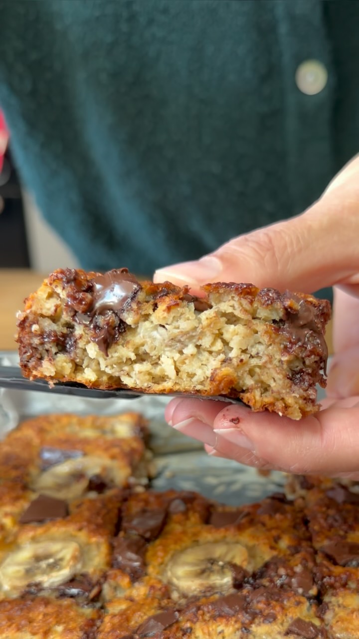 Ma meilleure recette de Banana Bread aux flocons d’Avoine, sans farine, peu sucré et super moelleux !

Pour un moule carré 18 cm : 
3 bananes bien mûres (env. 120 g chacune)
J’ai conservé qq rondelles pour le dessus 
3 gros œufs
40 g de beurre fondu
150 g de flocons d’avoine
70 g de pépites de chocolat noir
1 c. à c. de levure chimique
1 pincée de fleur de sel
2 c. à s. de sirop d’érable (optionnel)
cannelle ou vanille en poudre (optionnel)

Écraser les bananes en purée, ajouter œufs + beurre, mélanger. Sucrer si besoin avec le sirop d’érable. Incorporer levure + avoine + épices. Ajouter 2/3 des pépites (le reste dessus).

👉🏻Option : laisser reposer 15 min pour que l’avoine gonfle. Je trouve que ça améliore la texture, mais c’est facultatif. 

Verser dans un moule (papier cuisson), parsemer pépites + rondelles de banane. Cuire 30 min à 180 °C (45 min si moule à cake). Laisser refroidir, couper en 9 carrés. Se congèle très bien.