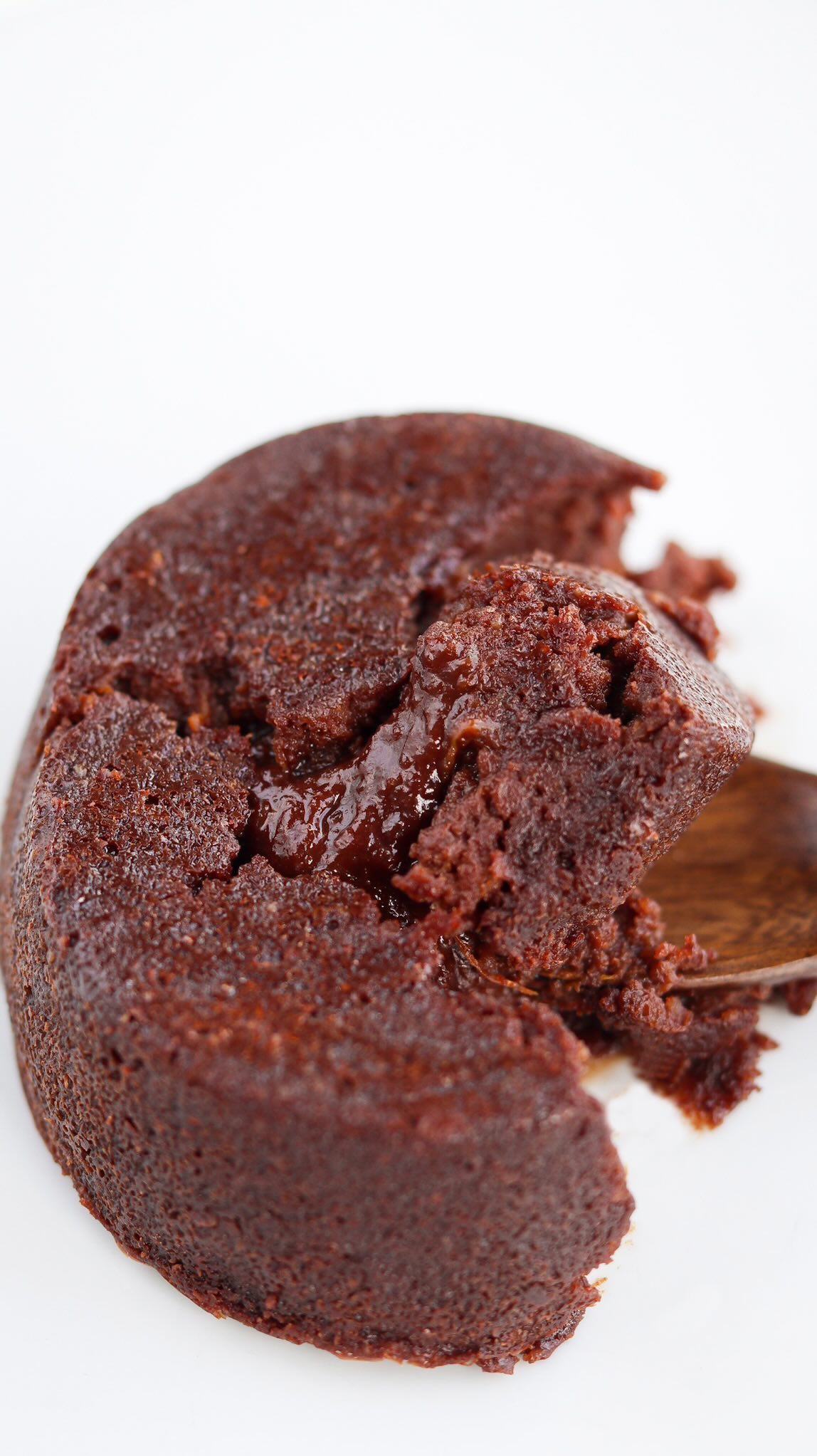 | Coulant chocolat & potimarron |

On reste dans la saison avec un dessert gourmand : un gâteau coulant au chocolat et au potimarron (que l’on ne sent pas) qui apporte une texture incroyable. Tentés ?Comme tous les fondants au chocolat, la difficulté de la recette va se trouver dans la cuisson. Si vous le cuisez une minute de trop, vous n’aurez pas cette texture.

Pr 6-8 coulants : 150g de chocolat noir
50g d’huile de coco
70g de sucre de coco ou cassonade ou complet
2 gros oeufs
125g de purée de potimarron
75g de poudre d’amande
pincée de fleur de sel
On enfourne 8 à 12 minutes, j’ai cuit les miens 8 à 9 minutes pour des moules de 6cm. Les bords du gâteau se décollent un peu du moule et le centre se creuse légèrement, c’est bon signe. On laisse poser 5 minutes avant de démouler.

Qui va tester ? Belle journée à tous 🫶🏻 #chocolat #coulant #coulantdechocolate #recettesaine #recettehealthy #healthyrecipes #potimarron #sansbeurre #chocolatecake #reelfood