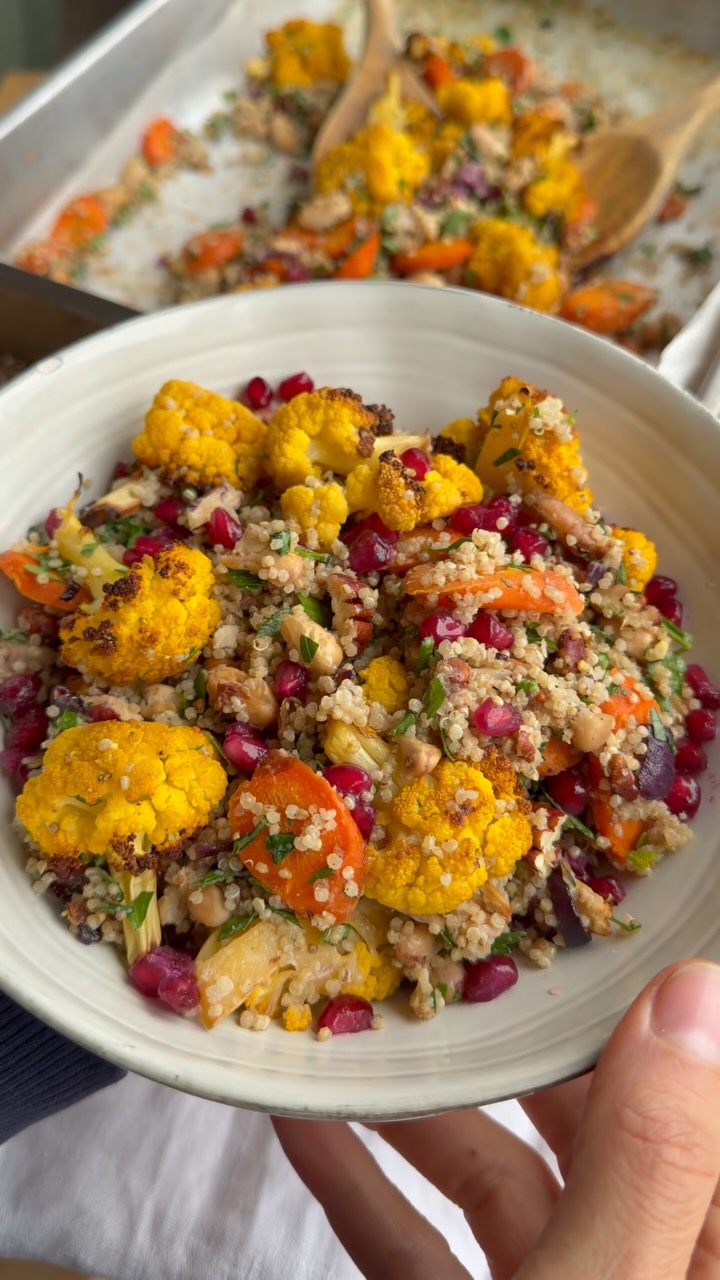 Salade d’automne au quinoa, légumes rôtis, sauce tahini et grenade

Pour 3 portions
👉🏻3 carottes
1 petit chou-fleur
1 boîte de haricots blancs (240 g égouttés)
1 oignon rouge
Un bon filet d’huile d’olive
Un filet de sauce soja sucrée
Sel et poivre

👉🏻250 g de quinoa cuit (85 à 90 g cru)
40 g de noix de pécan
1 belle poignée de persil frais
Quelques graines de grenade (fraîches ou surgelées)

👉🏻1 belle càs de tahini
1 càc bombée de moutarde à l’ancienne
1 beau filet de miel
1 gousse d’ail hachée
Environ 1 cm de gingembre frais râpé
3 cuillères à soupe d’eau, à ajuster
Sel et poivre
Une petite pincée de quatre-épices

Couper les carottes finement ; c’est important : les carottes mettent généralement plus de temps à cuire que le chou-fleur. Déposez les légumes sur une plaque recouverte de papier cuisson, les haricots blancs et les oignons aussi. Ajoutez un bon filet d’huile d’olive, un filet de sauce soja sucrée, du sel et du poivre. Mélangez bien pour enrober tous les légumes. Enfournez pendant environ 35 minutes à 200 °C, en mélangeant une fois à mi-cuisson (à surveiller selon votre four). 

Dans un petit bol, mélanger tahini, moutarde, miel, ail haché, gingembre râpé, un peu de quatre-épices, sel, poivre et +/- 3 ou 4 cuillères à soupe d’eau. Mélangez énergiquement. Le tahini a tendance à épaissir en reposant. Si la sauce devient trop compacte au moment de servir, ajoutez un petit peu d’eau et mélangez à nouveau pour retrouver une texture fluide et nappante.

Une fois les légumes cuits et refroidis. Y ajouter quinoa froid, persil frais ciselé, noix de pécan hachées, toute la sauce. Mélanger et servir avec les graines de grenade. 

Si, comme moi, vous conservez des graines de grenade au congélateur, c’est une astuce vraiment pratique ! Vous pouvez les ajouter directement sur la salade encore surgelées : elles décongèlent très rapidement et permettent d’en avoir toujours sous la main.