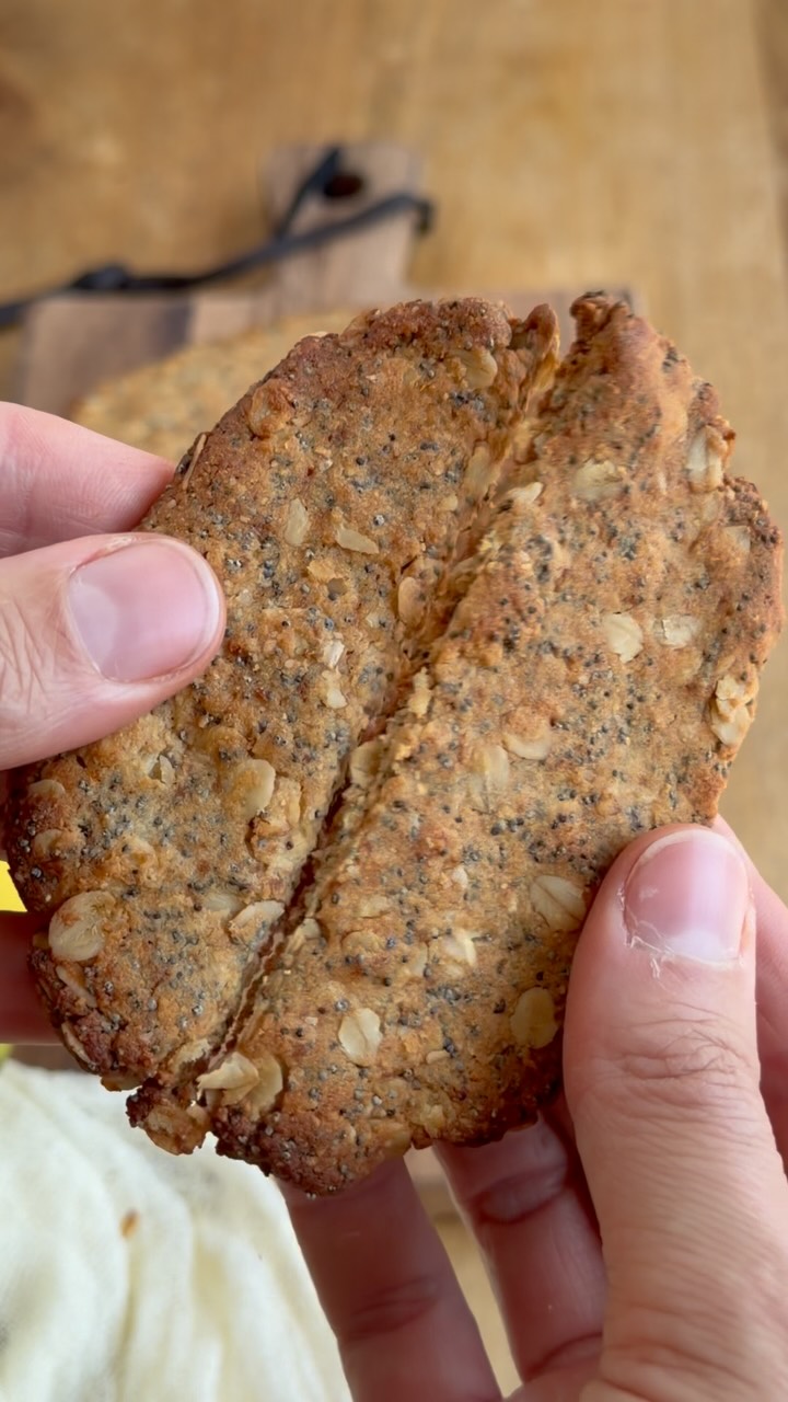 Biscuit croustillant aux flocons d’avoine citron pavot (inspiration Belvita®)👉🏻Plusieurs versions dispo ici ou sur mesbrouillonsdecuisine.fr (taper BELVITA dans la barre de recherche DU BLOG !!! Lien en bio)
👉🏻environ 125 cal/biscuits si vs en faites 10, 155 cal si 8.
👉🏻Du croustillant ! Si vous n’avez pas ce rendu à la maison, c’est qu’il y a eu une modification dans les ingrédients ou que vos biscuits ne sont pas assez cuits. La cuisson peut varier selon les fours.Pour 10 biscuits :
50g de flocons d’avoine
55g de farine de blé (T65 ici)
40g de poudre d’amande
10g de sucre de coco (ou cassonade ou complet)
1 petite cac de levure chimique (3g)
20g de graines de pavot
45g d’huile d’olive (ou huile de coco, colza…)
20g de miel
25g de jus de citron + le zeste d’un citronMélangez tous les ingrédients secs, ajoutez les zestes puis les liquides. Mélangez puis façonnez 10 biscuits bien plats. Enfournez 12 min environ à 180°C. Laissez refroidir 4-5 min dans le four entrouvert. Ils doivent être dorés, cuisson à surveiller suivant les fours. À conserver dans une boite en fer 5 à 7 jours (quand il fait très chaud ça peut varier).