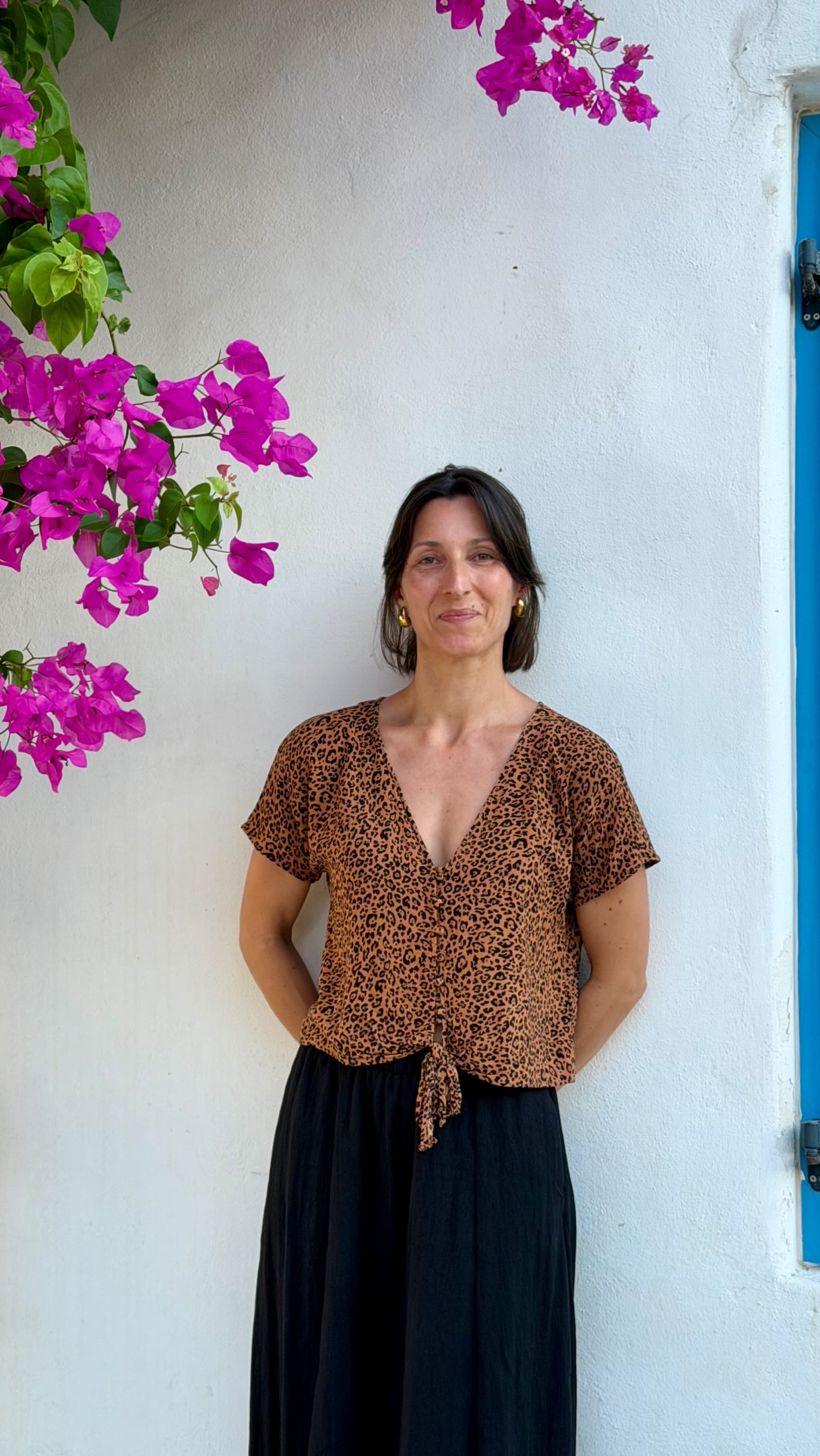🇬🇷 Paros - Parikia & Antiparos ✨  Après plusieurs jours à explorer l’île, voici mes coups de ❤️ :
☕ Pour le petit-déjeuner & le brunch
@manamana : parfait pour un brunch gourmand.
@secretcafebar : idéal pour un petit-déj ou un lunch dans une ambiance décontractée.
@pagkaki.cafe : une super adresse pour un petit-déjeuner ou un déjeuner rapide.
@cannelait.paros : notre QG de la semaine 🤍 Café de spécialité, pâtisseries, smoothies, matcha… tout est excellent.  🍽️ Pour goûter la 🇬🇷 Grèce 
@bountaraki toujours de l’attente mais ça vaut le coup. 
@exesionparos  absolument divin.
@daridari.taverna 👌🏻
@mira_restaurant_paros extra  🍕 À ne pas manquer
@pizzeriacuorerosso : des pizzas délicieuses 🤤
@scoopers.paros : des gaufres ultra généreuses et délicieuses.
@vanillagelateriaparos : 🍦excellentes  🍺 Pour l’apéro @hopsandcolors : une superbe sélection de bières locales et artisanales.  🫒Arsenis : une épicerie fine où ramener de délicieux produits grecs.  🏖️ Pause plage à Paralia Paroikia, facilement accessible.  ⛴️ Escapade à Antiparos
Le ferry coûte 7 € par pers et la traversée vaut vraiment le détour. Lunch/brunch chez @mas.antiparos💛 Plage Paralia Psaraliki.  📍Si vous prévoyez un séjour à Paros, enregistrez ce post pour votre prochain voyage !
Et si vous avez d’autres bonnes adresses sur l’île, partagez-les en commentaire. 🇬🇷✨