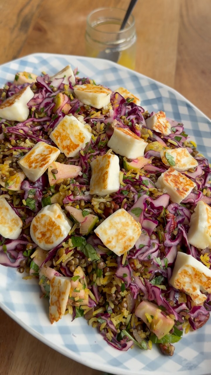 Salade d’automne aux lentilles et riz croustillants
Et la petite sauce gingembre citron qui va réveiller tes papilles !👉🏻Tu peux la déguster tiède ou froide.
👉🏻J’utilise des lentilles cuites mais congelées ; astuces sur la cuisson des lentilles sur LE BLOG, Lien dans ma bio (dans la présentation sous la petite photo de moi)
👉🏻Précision : on n’est pas au gramme près ; quand je note pour 4 à 6 pers, c’est selon les appétits et l’activité de chacun.Ingrédients
350 g de riz basmati cuit (environ 140 g cru )
350 g de lentilles vertes cuites (140 g cru)
1 oignon rouge
Curcuma, gingembre, coriandre moulue
Huile d’olive, sel et poivre500 g de chou rouge
1 grosse pomme
60 g de noix de pécan
225 g d’halloumi
Persil et coriandre fraîcheLa sauce 🍋
3 c. à soupe d’huile d’olive
1 c. à soupe de vinaigre de cidre
2 c. à soupe de jus de citron
2 c. à soupe d’eau
1 c. à soupe de miel
1 gousse d’ail
1 cm de gingembre frais
Sel et poivreFaire croustiller le riz, les lentilles et l’oignon au four à 200 °C pendant 25 à 30 min avec les épices et l’huile d’olive ; mélanger une fois pendant la cuisson. Préparer la sauce en mélangeant tous les ingrédients dans un pot. Émincer le chou à la mandoline ou avec un couteau économe performant, couper la pomme en cubes et concasser les noix. Fais dorer l’halloumi à la poêle sans matière grasse.
Mélanger le tout avec la sauce et les herbes fraîches. Termine par l’halloumi grillé. 😍