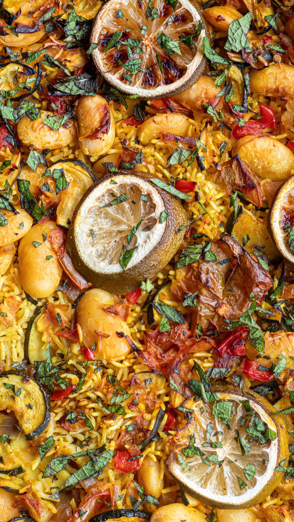 One Pot Rice aux légumes, haricots blancs : la recette équilibrée tout-en-un 🥘J’utilise un bocal de gros haricots blancs que je trouve au rayon « cuisine du monde » de mon supermarché ou à grand frais.Conseil : pensez à ajouter du sel si vous en avez l’habitude, sinon le plat peut vite paraitre fade.Pour 4 :
1 c. à soupe d’huile d’olive
1 oignon et 1 gousse d’ail
1 poivron rouge
2 petites courgettes (320 g pesées entières)
1 bocal de gros haricots blancs (rayon cuisine du monde)
380 g de tomates (pesées entières, avant équetage)
600 ml de bouillon de légumes ou de viande
250 g de riz arborio, bomba cru
1 citron vert (ou jaune)
Menthe fraîche, coriandre, ou persil plat
Safran, Curcuma, paprika fumé
Poivre et selÉmincez l’ail et l’oignon. Faites-les revenir avec l’huile d’olive. Ajoutez poivron/courgettes dans la poêle et faites revenir quelques minutes. Ajoutez les tomates coupées en morceaux, puis toutes les épices: safran, curcuma, paprika fumé, poivre et sel. Ajoutez les haricots blancs égouttés, le riz et le bouillon (600 ml). Coupez le citron vert en tranches et déposez-les sur le dessus de la préparation. Enfournez pour 40 minutes à 180 °C. À la sortie du four, vérifiez la cuisson du riz. Parsemez de menthe fraîche et ajoutez, si vous le souhaitez, un beau filet de jus de citron frais avant de servir.#onepot #rice