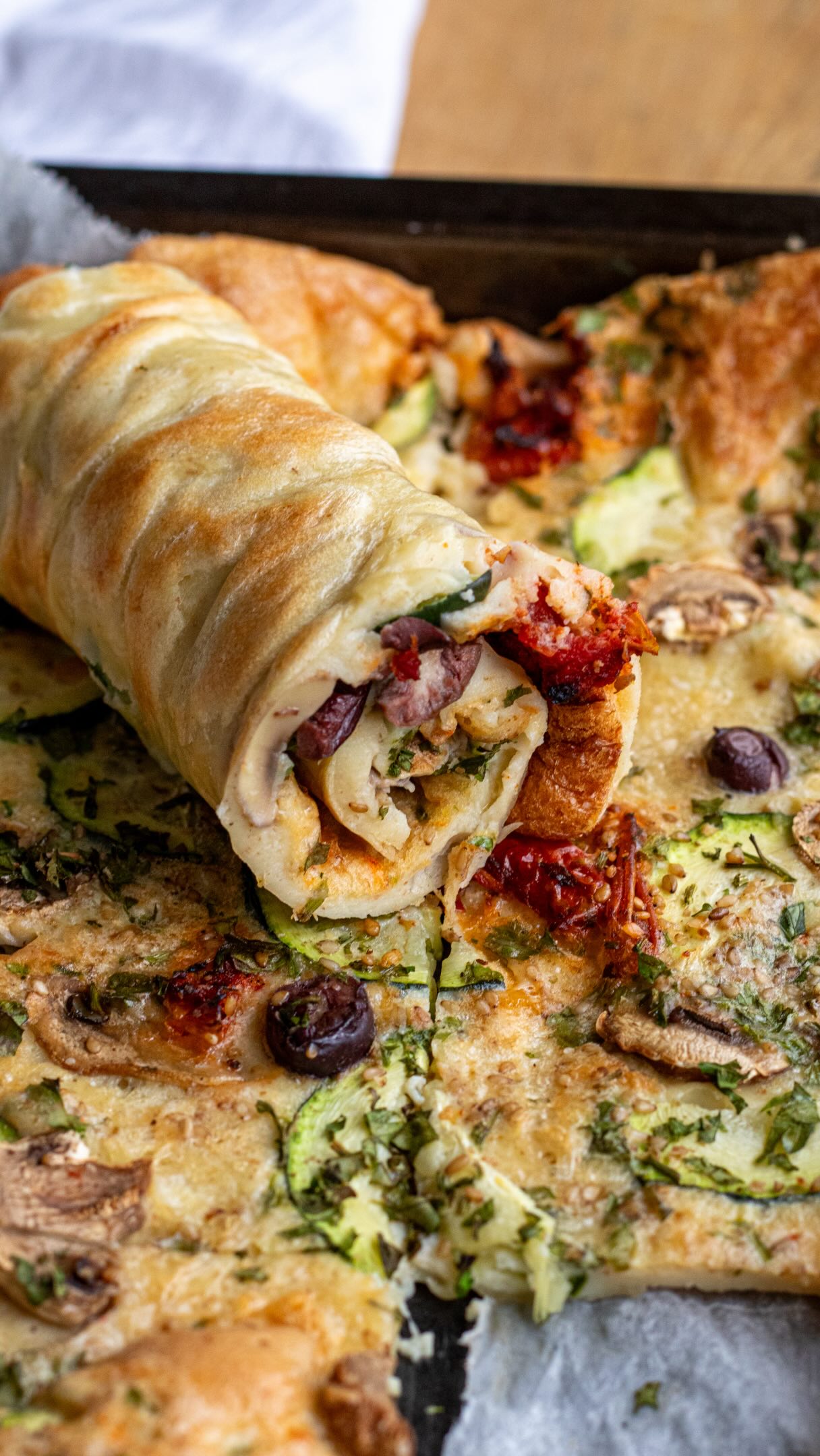 Crêpe salée version XXL au fourQui a déjà testé ?Pour 2 à 3 personnes
Pâte : 3 œufs
150 g de farine de blé
35 cl de lait (ou boisson de soja)
30 g d’huile d’olive
Sel, poivre ou piment d’EspeletteGarniture (au choix) :
25 g de Grana Padano ou autre 🧀
½ courgette émincée
10 champignons de Paris émincés
5 tomates séchées coupées en morceaux
Quelques olives kalamata en rondelles
Un petit bouquet de persil
Gomasio ou fleur de selDans un saladier, mélange farine/œufs, puis ajoute progressivement le lait pour éviter les grumeaux. Incorpore l’huile d’olive, sale et poivre selon ton goût. Verse la pâte sur une plaque avec papier cuisson. Ajoute le fromage, les légumes, les tomates, les olives et le persil. Saupoudre de gomasio ou sel et enfourne 25 min à 180 degrés.
Sers avec une petite salade pour un repas complet, simple et savoureux !#recettefacile #comfortfood