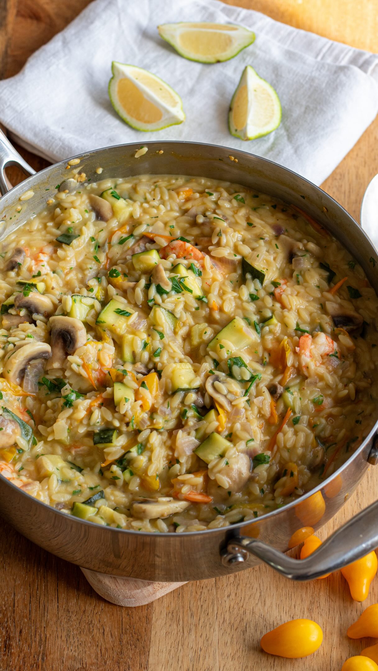 One pot orzo aux petits légumes et crevettes : une recette saine, équilibrée et facileL’orzo = petite pâte alimentaire en forme de grain de riz (= « langue d’oiseau » ou risoni selon les pays), j’achète le mien chez Grand Frais.À noter : les légumes sont pesés entiers.Ingrédients pour 3 pers :
1 oignon rouge
1 c.à.s d’huile d’olive
350 g de courgettes
200 g de champignons de Paris
250 g d’orzo
300 g de crevettes crues, fraîches ou surgelées
300 g de tomates cerises
50 cl de bouillon (volaille ou légumes)
30 g de parmesan
1 belle poignée de persil frais
Beaucoup de poivre
1 à 2 quartiers de citron vert pour le service
Facultatif : sel et/ou pimentFaites chauffer une sauteuse avec l’huile d’olive. Ajoutez l’oignon, faites-le revenir puis les courgettes en petits cubes et les champignons émincés. Faites revenir pendant 2 à 3 minutes. Ajoutez les crevettes, les tomates cerises et l’orzo. Couvrez de bouillon. Mélangez soigneusement, puis couvrez. Laissez cuire pendant environ 13 à 15 minutes et mélangez très régulièrement !! Cela évite que l’orzo accroche au fond et permet une cuisson homogène.Vers 13 à 14 minutes, goûtez l’orzo et prolongez légèrement la cuisson si nécessaire. Hors du feu, ajoutez le persil frais, le parmesan et le poivre. Servez immédiatement avec un quartier de citron vert.