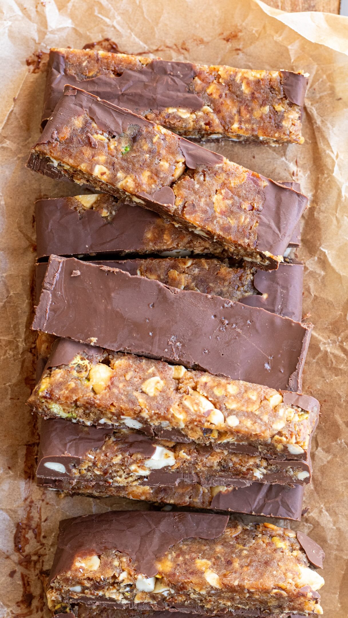 Tabelette Cookie Dough - Cookie Bars👉🏻Ingrédients pour 1 maxi barre (2530 kcal environ)
👉🏻À couper comme on veut suivant ses besoins. Moi j’ai fait 12 barres.
👉🏻Toutes les réponses à vos questions et les détails de la recette sur mesbrouillonsdecuisine.fr, lien dans ma bio.4 dattes bien moelleuses+2 càs de lait d’avoine
40 g de flocons d’avoine (ici toastés)
90 g de poudre d’amande
30 g d’oléagineux concassés (cajou, pistache…)
60 g de beurre de cacahuète
1 càs de lait d’avoine ou autre lait150 g de chocolat
70 g de beurre de cacahuète 🥜
Fleur de sel1h30 minutes frigo couper et garder au frigo 3-5 jours ou plus mois au congélateur