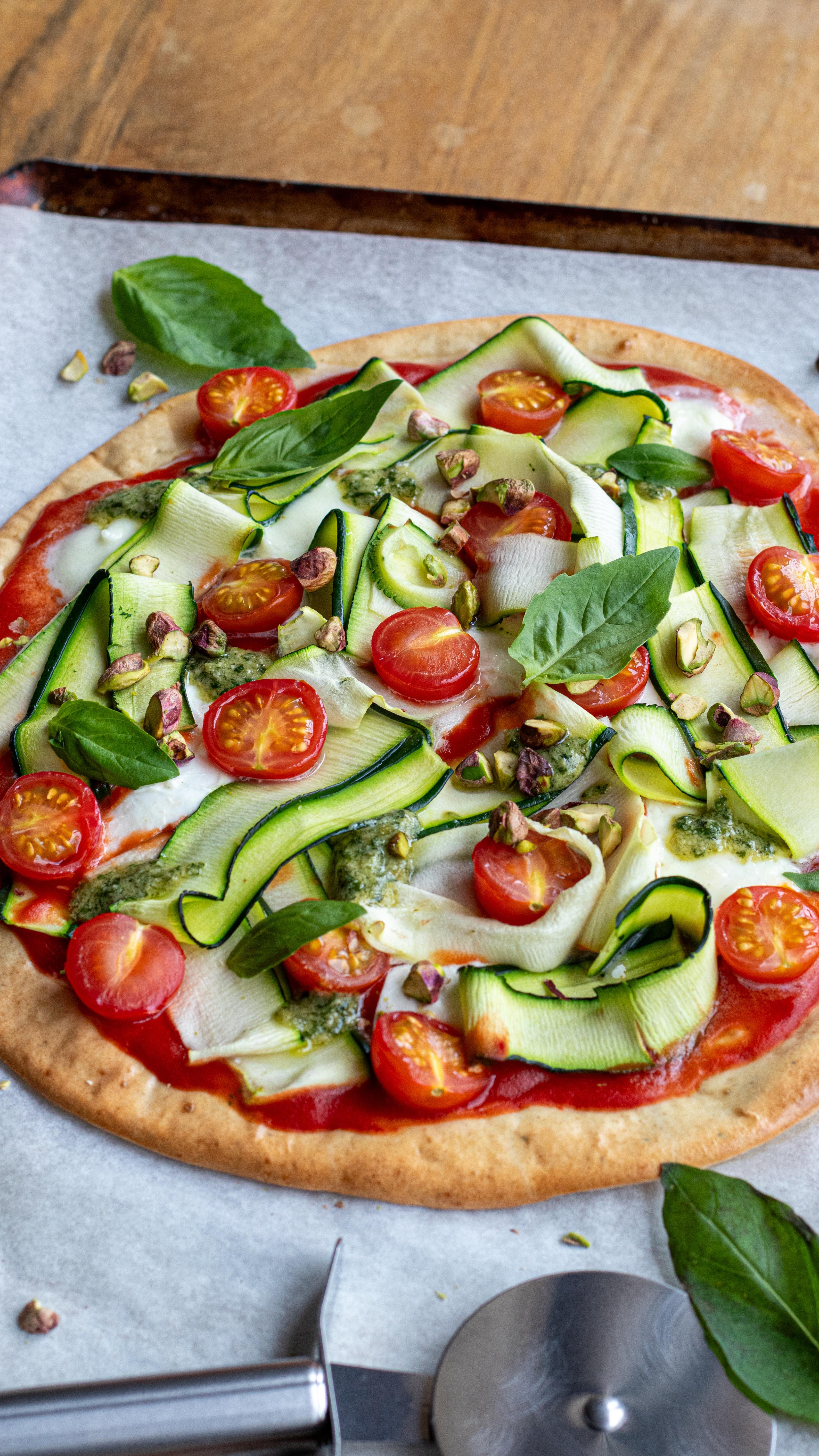 Pizza trompe l’œil 🍕 
… Ou quand l’habit ne fait pas le moine ! C’est une base hyper simple, riche en protéines grâce aux œufs et au fromage blanc, que l’on peut garnir selon l’inspiration du moment. Parfaite pour changer des tartines, des quiches... J’ai découvert cette idée sur le compte YouTube de @fitfoodieselma ; par contre, j’ai dû adapter les quantités car je n’avais pas du tout la même texture que dans sa vidéo. Les joies des « cups » et des « grammes » ! Cette recette est pour 1 à 2 personnes, suivant l’appétit de chacun.

Ingrédients pour 1 fake pizza : 100 g de farine de blé 2 œufs 200 g de fromage blanc ou skyr ou cottage cheese  Origan, ail en poudre, une pincée de sel  4 cuillères à soupe de coulis de tomates ½ boule de mozza (environ 70 g ou plus si vous le souhaitez) 1 petite courgette coupée en tagliatelles  6 ou 7 tomates cerises coupées en deux  15 g de pistaches concassées 1 cuillère à soupe de pesto Quelques feuilles de basilic frais

Commencez par mixer rapidement au mixeur plongeant l’ensemble des ingrédients de la pâte : farine, œufs, fromage blanc, et assaisonnez avec l’ail en poudre, le sel et l’origan. Versez sur une plaque recouverte de papier cuisson, étalez en forme de cercle pour lui donner la forme d’une pizza. Enfournez à 180 °C pendant environ 15’.  Sortez votre pâte du four (attention à ne pas vous brûler !). Répartissez la sauce tomate dessus en laissant 2 cm de pâte autour. Mettez également la mozzarella, les courgettes, les tomates cerises, enfournez à nouveau pour 5 à 7 minutes, juste le temps que la mozzarella fonde et que les courgettes cuisent. À la sortie du four, ajoutez des pointes de pesto, les pistaches concassées et le basilic frais. 
 
#fakepizza #pizzaviral #mozza #mozzarella #protein #pizza