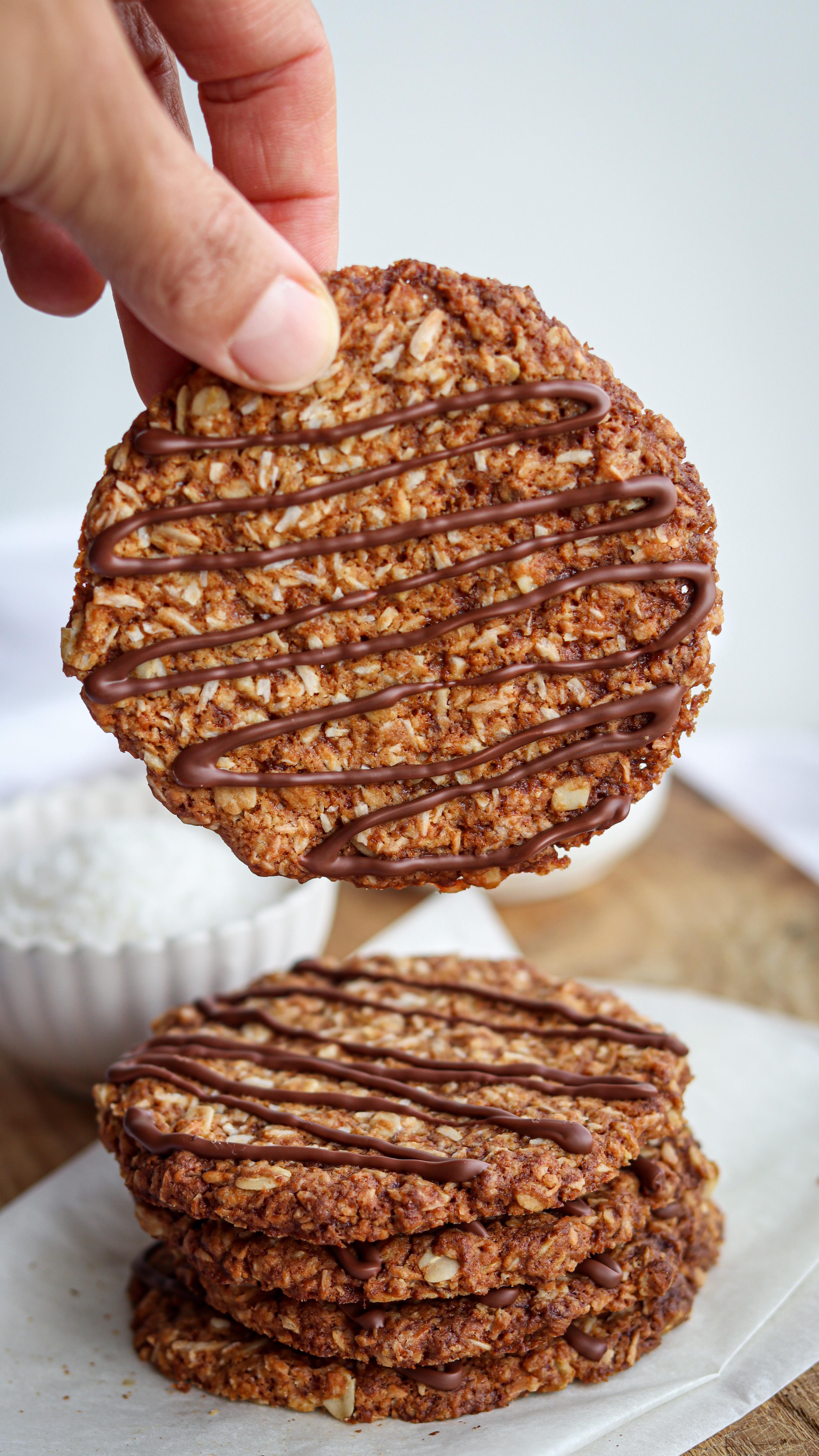 Biscuits croustillants aux flocons d’avoine goût coco chocolat (façon Belvita®)
Qui a déjà testé ? Ce sont mes préférés ! Comme d’habitude pour ces biscuits, un mot d’ordre : croustillant ! Si vous n’avez pas ce rendu à la maison, c’est que vous avez loupé quelque chose dans la cuisson. 
Pr 15 biscuits : 
75g de flocons d’avoine
105g de farine de blé (T65 ici)
75g de noix de coco râpée
60g de sucre (ici de coco sinon cassonade)
1 càc de levure chimique 
70g d’huile de coco fondue ou autre huile 
50g de chocolat coupé en fines pépites 
65g de lait ou eau 
Mélangez les ingrédients secs. Ajoutez les liquides, formez une boule de pâte. Façonnez 15 biscuits plats et ronds. Enfournez 10-12 min à 180°C. Laissez refroidir 4-5 min dans le four entrouvert 👉🏻 si la pâte colle trop à vos mains, l’astuce est de s’humidifier les mains pour façonner les biscuits. 
Ils se conservent jusqu’à 5/7 jours dans une boite en fer.
#coconut #coconutbiscuits #cocochoco #BiscuitsMaison #PetitDejSain #RecetteFacile
#biscuits #belvita #snack