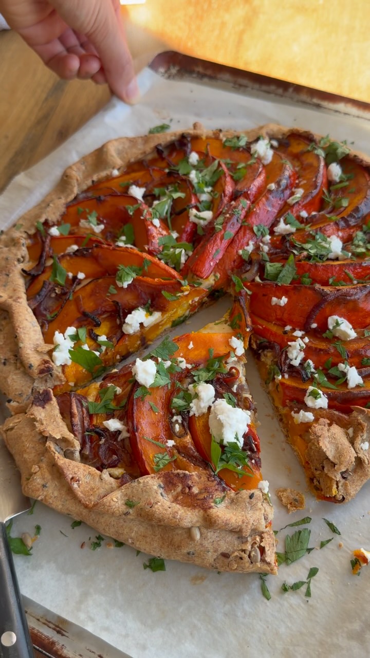 Tarte au potimarron, feta et oignons rouges : pâte rustique maison aux graines, saine et très facile.La feta peut être changée par du bleu, du chèvre etc…
Conservation 3 j au frigo mais meilleure à la sortie du four.Pâte aux graines 28 cm :
100 g de farine de blé (t65)
100 g de farine complète (t150)
40 g d’huile d’olive
90 g d’eau
30 g de graines aux choix ici un mix
1 belle pincée de selPour la garniture
1 potimarron
1 gros oignon rouge
1 filet d’huile d’olive
Sel/poivre
1 càs de moutarde à l’anciennePour l’appareil
2 œufs
10 cl de crème de soja ou liquide
50 g de feta
poivre, un peu de cumin et de paprika fumé
2 càs de sauce soja SUCRÉE
persil frais et un peu de feta après cuisson.Lavez le potimarron, coupez-le en deux et retirez les graines et découpez en quartiers. Émincez l’oignon rouge. Mettez dans un plat avec huile d’olive, salez, poivrez, mélangez et enfournez pour 25 minutes à 180 degrés.Dans un saladier, versez les farines, les graines et le sel. Ajoutez l’huile d’olive et l’eau, mélangez, formez une boule et étalez-la finement, sur une feuille de papier cuisson. Déposez la moutarde sur le fond.Pour l’appareil, mélangez œufs, crème, feta, cumin, paprika fumé, poivre. Versez sur le centre de la pâte. Répartissez les quartiers de potimarron rôtis en rosace et les oignons rouges sur le dessus. À l’aide d’un pinceau ou d’une petite cuillère, badigeonnez légèrement les quartiers de potimarron avec la sauce soja sucrée (ou un filet de miel).Enfournez à 180°C, 35 à 40 minutes. À la sortie du four, émiettez un peu de feta et ajoutez du persil frais. Servez sans attendre, accompagnée d’une belle salade verte.