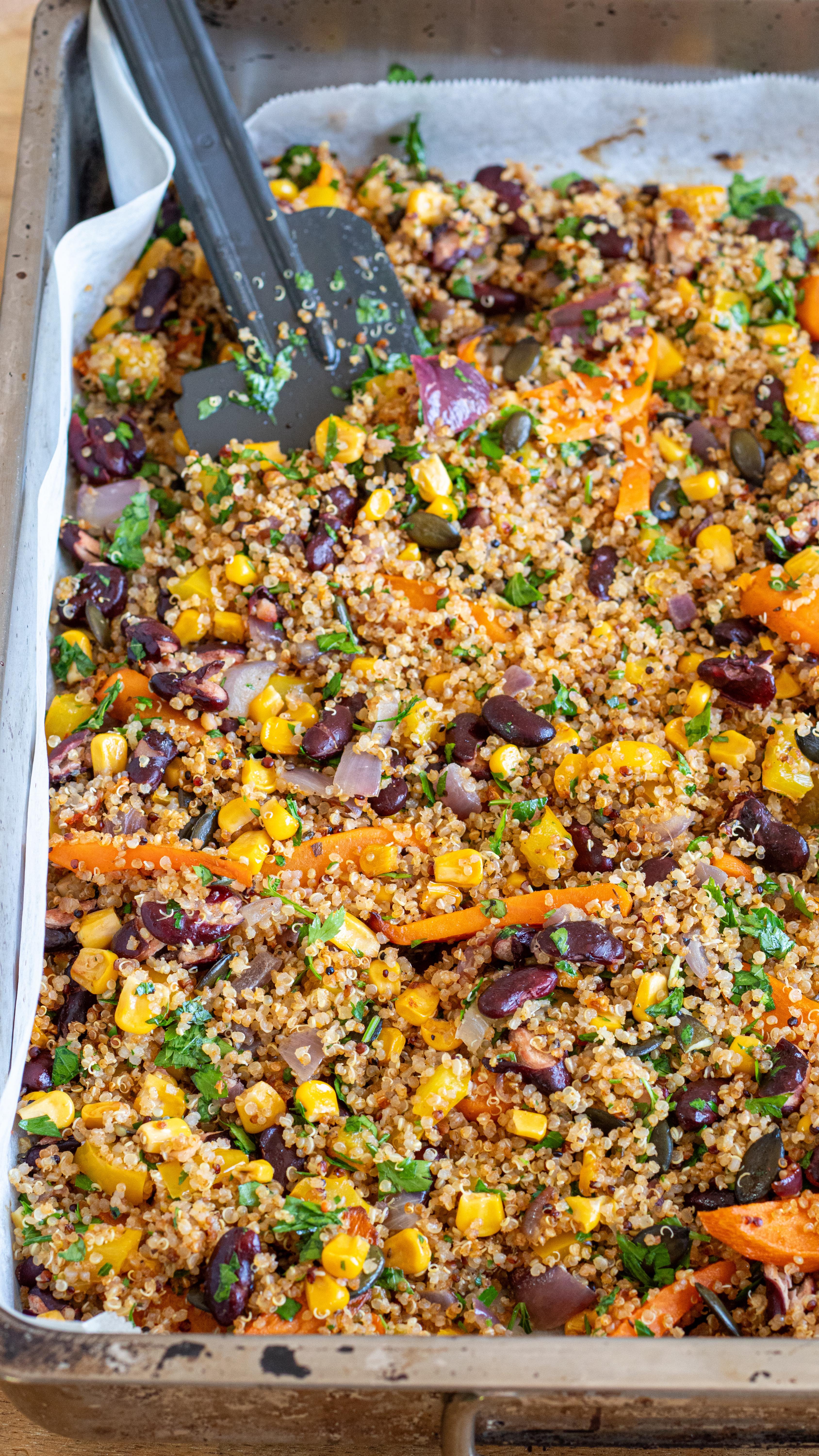 Salade de quinoa crispy façon mexicaine ! Une recette idéale en meal prep : elle se conserve jusqu’à trois jours au frigo et elle est naturellement riche en protéines végétales.
Pour la cuisson du quinoa je te la détaille tout sur le blog. Idéalement, prépare-le la veille.
Pour 3 portions :
500g de quinoa cuit (soit environ 150g cru)
250g de patates douces pesées entières
1 poivron 
1 petite boîte de maïs (140g poids net égoutté)
1 boîte de haricots rouges (240g poids net égoutté)
1 oignon rouge
paprika / cumin / sel / poivre / ail en poudre
3 càs d’huile d’olive
1 càs de jus de citron
Après cuisson : coriandre ou persil frais
30g de graines de courge
Un beau filet d’huile d’olive et le jus d’un citron (un peu de piment ou de tabasco si tu aimes ça) 
Dans un grand plat, mettez le quinoa cuit. Ajoutez le maïs égoutté, les haricots rouges rincés et égouttés, le poivron coupé en cubes, la patate douce coupée en biseau ou cubes, l’oignon rouge. Assaisonnez avec cumin, paprika, ail en poudre, sel, poivre. Ajoutez l’huile d’olive, le jus de citron, mélangez bien. Aplatissez le tout uniformément et enfournez 30’ à 180 degrés. Mélangez, remettez au four 10 à 15 minutes, soit 40-45 minutes en tout, ça peut varier suivant les fours. Laissez tiédir. Ajoutez les graines de courge et le persil plat ciselé, ajoutez le jus de citron et l’huile d’olive, mélangez une dernière fois et servez tiède ou froid.
#quinoa #roastedquinoa #roastedveggies #maïs #salad #salads #salade #ideerepas #sweetpotato #recettefacile #recettesaine #veggie #crispy #Haricotsrouges