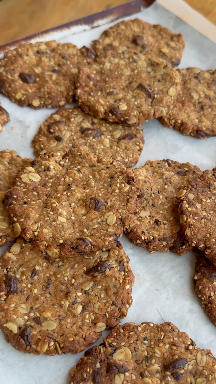 Biscuits croustillants aux flocons d’avoine, ma recette de base👉🏻Plusieurs versions dispo sur le feed ou sur mesbrouillonsdecuisine.fr (taper BELVITA dans la barre de recherche DU BLOG) : chocolat, noisette, citron-pavot, choco-coco, cacahuète, chocolat, même en salée ...👉🏻Du croustillant ! Si vous n’avez pas ce rendu à la maison, c’est qu’il y a eu une modification dans les ingrédients ou que vos biscuits ne sont pas assez cuits. La cuisson peut varier selon les fours.Pour 15 biscuits (deux plaques) :
75 g de flocons d’avoine
120 g de farine de blé
45 g de poudre d’amande
40 g de sucre de coco
1 cuillère à café de levure chimique
35 g de graines de sésame
50 g de chocolat noir coupé en fines pépites
65 g d’huile d’olive (ou coco, colza…)
65 g de laitMélangez tous les ingrédients secs, ajoutez les ingrédients liquides. Mélangez à la cuillère, terminez à la main. Façonnez 15 biscuits bien plats et ronds. Enfournez 10-12 min à 180°C. Laissez refroidir 4-5 min dans le four ouvert. On les laisse refroidir avant de les conserver dans une boite en fer 5 à 7 jours (sauf grosse chaleur ou humidité, ils gardent leur texture 5 jours sans bouger).#BiscuitsMaison #PetitDejSain