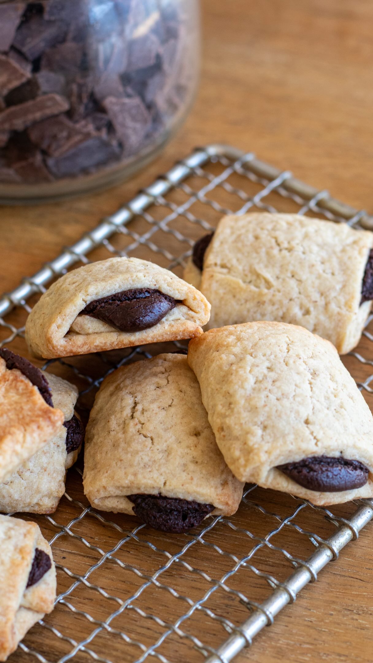 Biscuits fourrés au chocolat façon Kango de LURecette de base chez @super.superetteIngrédients pour 10-12 Kango :
Garniture chocolat :
45 g de chocolat (noir ou lait)
30 g de crème de soja
1 cuillère à café de cacao non sucré
Vanille en poudre (ou 1 sachet de sucre vanillé)Pâte : 125 g de farine de blé (T65 ici)
50 g de beurre salé à température
40 g de sucre blond de canne
40 g d’œuf battu (le reste pour la dorure)Faites fondre le chocolat avec la crème, ajoutez la vanille ou le sucre vanillé, le cacao et mélangez. Mettez la préparation en poche, dressez des petits rectangles sur une feuille de papier cuisson et bloquez au froid pendant 1 h 30 (J’en ai fait 11).Dans un saladier, sablez le mélange farine/ beurre/sucre, puis ajoutez l’œuf. Pétrissez quelques instants pour obtenir une boule.
Filmez et réservez au frais pendant 1 h. Au bout de ce temps, préchauffez votre four à 180 degrés, puis étalez la pâte en rectangle long et pas trop large (environ 7 cm). Détaillez des rectangles à la largeur de vos barres chocolatées. Repliez les biscuits et retournez-les (la pliure en dessous) sur une plaque. Dorez au pinceau avec le reste de l’œuf et enfournez pour 13-15 minutes. Ils doivent dorer légèrement. Laissez refroidir et dégustez.Conservation 3-4j dans une boîte en fer à l’abri de l’humidité.