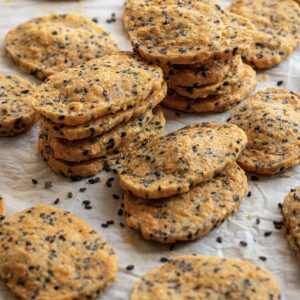 Biscuits apéro maison au fromage et graines de sésame 5 IMG 5903