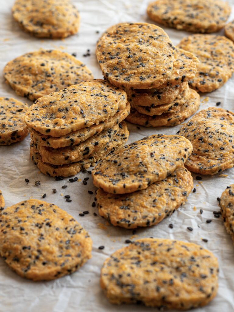 Biscuits apéro maison au fromage et graines de sésame 4 IMG 5903