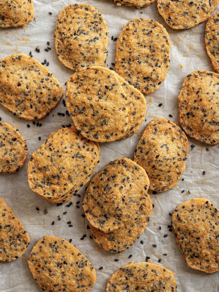 Biscuits apéro maison au fromage et graines de sésame 2 IMG 5904