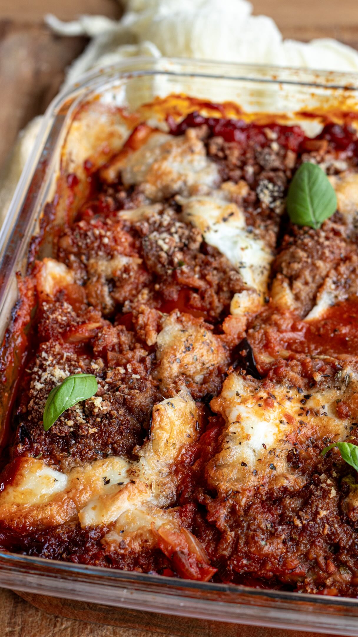 Aubergines Parmigiana (version sans friture plus rapide)  Pour 4 personnes  :
3 aubergines (800 à 850g)
2 càs d’huile d’olive
1 oignon émincé
1 gousse d’ail pelée et émincée
1 càc bombée d’origan séché
2 boites de 400g de tomates pelées
fleur de sel/poivre
1 càs de vinaigre balsamique
1 bonne poignée de feuilles de basilic 
40g de parmesan 
2 càs de chapelure (ici pain de seigle mixé)
125g de mozzarella di buffala
 
Taillez les aubergines en fines lamelles. Déposez-les sur une plaque, assaisonnez, mettez de l’huile d’olive et enfournez 15 à 20’ à 180° ; retournez sans ajouter de matière grasse et poursuivez 7 à 10’. Réservez.
Versez l’huile d’olive dans une sauteuse sur feu moyen et ajoutez ail et oignon, mélangez pendant 5’ puis ajoutez l’origan. Versez vos tomates, mélangez en les écrasant rapidement avec le dos de votre cuillère, laissez mijoter 10’ à couvert. Salez poivrez généreusement et ajoutez le vinaigre balsamique et le basilic, mélangez, laissez cuire encore 3 à 5’ puis réservez.
Prenez un plat (25cm X 12-15cm), versez une couche de sauce, saupoudrez de parmesan et recouvrez d’une couche d’aubergines. Répétez l’opération, sauce, parmesan, aubergines jusqu’à épuisement des ingrédients en terminant par couche de sauce tomate, chapelure, mozzarella et reste de parmesan (vous pouvez parfumer avec de l’origan séché). Enfournez 30’ à 180°C.
 
 #snack #aubergine
