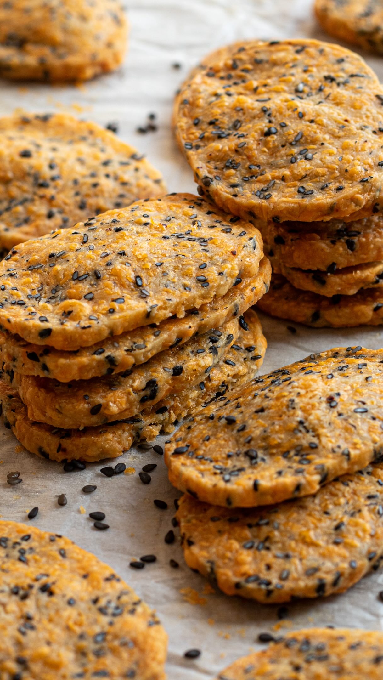 Biscuits apéro maison, fromage et graines
La recette 👇🏻  Pour environ 38 biscuits :
50 g de beurre à température ambiante
100 g de fromage râpé (ici comté, beaufort)
100 g de farine de blé
20 g de graines de sésame noir ou blanc ou pavot
Piment d’Espelette ou poivre/sel
2 càs d’eau = 30 g  Dans un saladier, mettre fromage râpé, beurre en morceaux, farine, piment d’Espelette, sel et graines de sésame. Sablez le mélange avec vos doigts, puis ajoutez 2 càs d’eau. Pétrissez puis façonnez un boudin d’environ 5 cm de diamètre et enroulez-le dans du papier cuisson (suffisamment grand car vous le réutiliserez pour la cuisson des biscuits). Placez-le au congélateur 25-30 minutes pour pouvoir couper facilement vos biscuits sans que la pâte ne s’écrase. La cuisson est de 12 à 15’ à 180°C, ou jusqu’à ce qu’ils soient dorés. Pas besoin de trop les espacer sur la plaque, ils s’étalent à peine. Laissez refroidir sur une grille.  Se conserve dans une boîte en fer (jusqu’à 3 à 5 jours). Le boudin se congèle très bien jusqu’à 2 à 3 mois. II suffit de le sortir 30 à 45 minutes avant de le trancher et de l’enfourner directement. C’est l’astuce idéale pour avoir toujours des biscuits frais maison en cas d’invités surprise.  #biscuit #apero #cheese #cheeselover