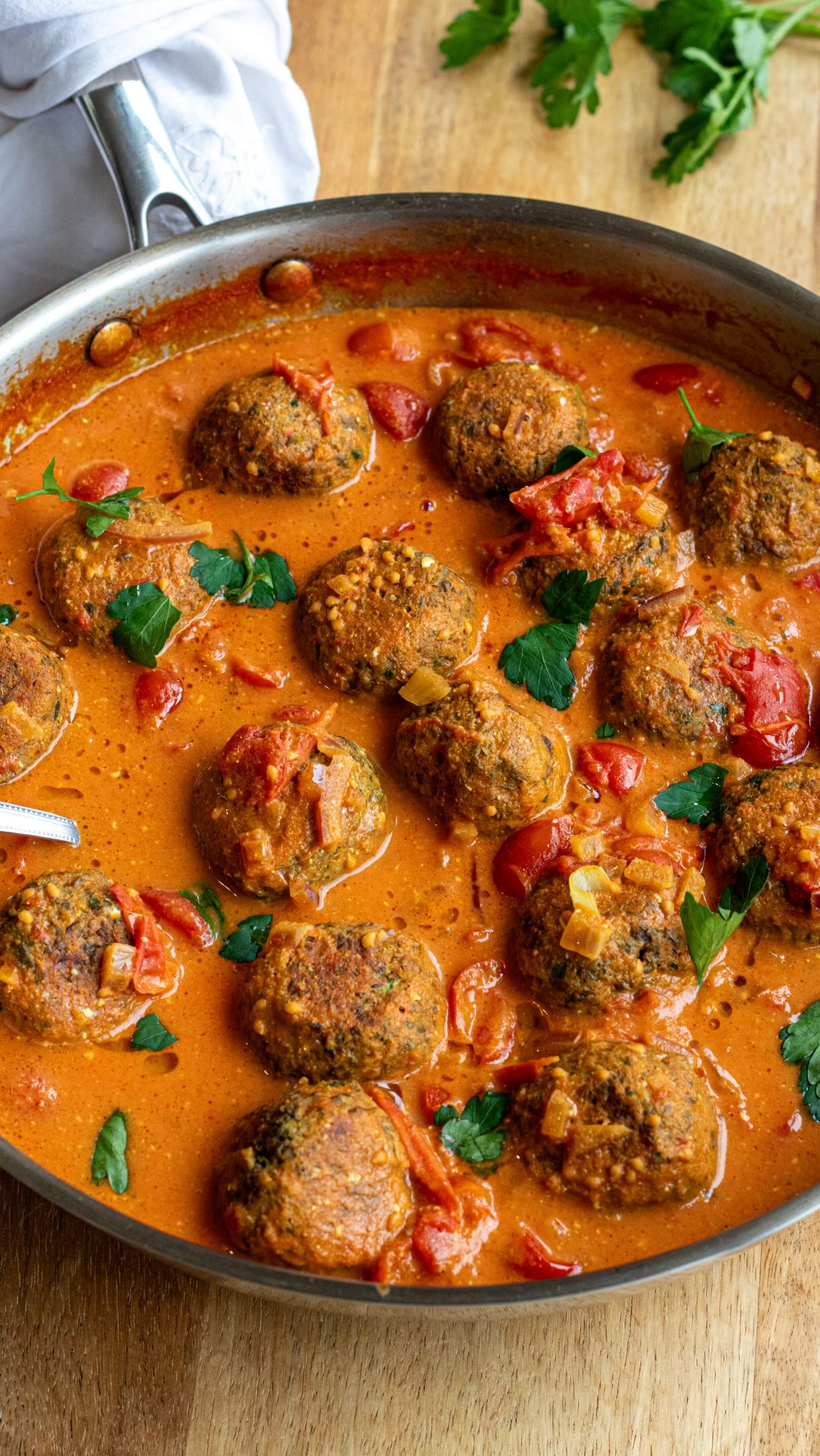 Boulettes de lentilles, tomates séchées et parmesan  Tout le détail pour la cuisson des lentilles sur le blog 👉🏻 mesbrouillonsdecuisine.fr  Pour 17/18 boulettes (3/4 pers) :
370 g de lentilles cuites = 150 g de lentilles crues
1 petit œuf
½ oignon rouge/1 gousse d’ail
25 g de parmesan râpé
1 petit bouquet de persil
25 g de chapelure
1 càs de tomates séchées à l’huile 
piment d’Espelette ou poivre/ fleur de sel
1/2 c. à café de cumin (ou épice que vous aimez)  Pour la sauce tomate coco :
1 càs d’huile d’olive
½ oignon rouge restant
1 càs bombée de concentré de tomate
1 verre d’eau (25cl)
1 boîte de tomates cerises ou tomates concassées (400g)
20 cl de lait de coco ou crème
paprika/curcuma/ail en poudre/ coriandre moulue/ gingembre moulu/ sel/ poivre  Mixer par impulsion (on veut garder de la texture) lentilles cuites, œuf, oignon rouge, ail, parmesan, persil, chapelure, cumin, piment d’Espelette et sel. Former des boulettes et les déposer sur une plaque huilée et, à l’aide d’un pinceau, huiler également le dessus des boulettes. Enfourner 10 minutes à 180. Retourner les boulettes et poursuivre 7 à 8 minutes.  Pendant ce temps faire revenir le demi-oignon restant dans l’huile d’olive. Ajouter les épices et le concentré de tomate ; laisser torréfier 1 minute en mélangeant bien. Verser le verre d’eau. Puis les tomates et le lait de coco. Porter à ébullition, puis laisser mijoter quelques minutes avant d’y déposer les boulettes. Laisser mijoter 1 à 2 minutes à feu doux, juste le temps de bien les enrober, puis servir.