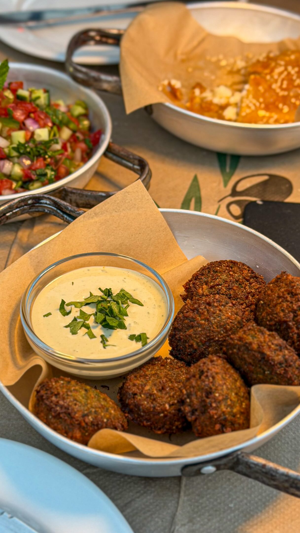 Et la Grèce te le rend bien 🇬🇷💙
3 semaines à voyager, mais surtout… 3 semaines à goûter et à se régaler !  🍽️ Au menu :
🥗 Salade grecque et dakos
🧀 Feta saganaki
🍆 Moussaka
🫘 Fava
🥘 Stifado
🥙 Gyros & souvlaki
🍅 Tzatziki et pain pita
🐙 Poulpe et calamars grillés
🥟 Spanakopita
🍩 Loukoumades
🍋 Et tellement d’autres spécialités…  Parce que finalement, découvrir un pays, c’est aussi découvrir sa cuisine ❤️  Et vous, quelle est LA cuisine du monde que vous pourriez manger encore et encore ? 🌍🍴
Je veux vos meilleures recommandations 👇