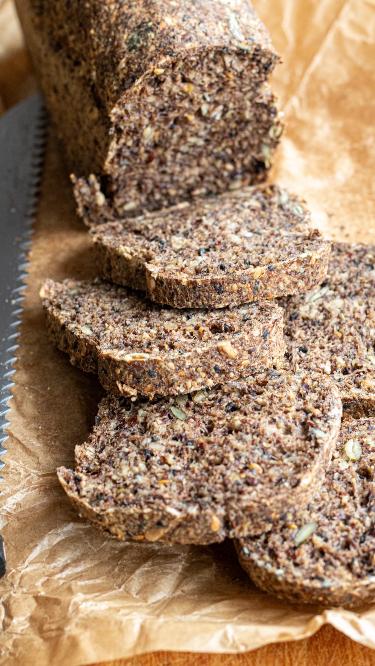 « Pain » sans gluten, sarrasin et flocons d’avoine  Sur le blog, je vous parle farine de lin et psyllium en detail 👉🏻mesbrouillonsdecuisine.fr  Le psyllium en cosse (en poudre ça marche aussi apparemment, je l’achète en magasin bio) ne peut pas être substitué ; il aide le pain sans blé et sans gluten à imiter une pâte contenant du gluten et constitue un bon liant, il est INDISPENSABLE. J’ai vu des recettes avec des œufs à la place mais je n’ai pas testé. Sinon vous pouvez utiliser n’importe quel vinaigre, ça apporte un peu de légèreté à la pâte et du goût.  Taille de mon moule : 20 x 11 x 7 cm.
80 g de farine de sarrasin
70 g de flocons d’avoine
90g de graines de lin moulues (ou de chia)
70 g d’un mix de graines au choix
40 g de psyllium blond
1 c. à café rase de bicarbonate
1 filet de vinaigre de cidre ou jus de citron
1/2 c. à café de sel
10g d’huile d’olive
350 g d’eau chaude  Préchauffez le four à 170°C. Mélangez tous les ingrédients secs: farines, graines moulues, graines, flocons d’avoine, psyllium, sel. Ajoutez le bicarbonate et déposez le filet de vinaigre dessus pour l’activer, ça va mousser, c’est normal.
Ajoutez l’eau chaude et l’huile tout en mélangeant vivement à la spatule ou à la cuillère en bois. Une fois le mélange homogène, on obtient une grosse boule, une pâte très compacte qui colle un peu. On chemise un petit moule allant au four avec du papier cuisson et on fait tomber la pâte dedans. Ensuite, il faut tasser la pâte obtenue en appuyant bien avec ses mains légèrement humides ou sa spatule. Enfournez pour 1h30. Laissez refroidir sur une grille et coupez en tranche pour le congeler ou garder dans un torchon et trancher au fur et à mesure.  Recette originale de @jenhartsmith  #painsansgluten #sansgluten