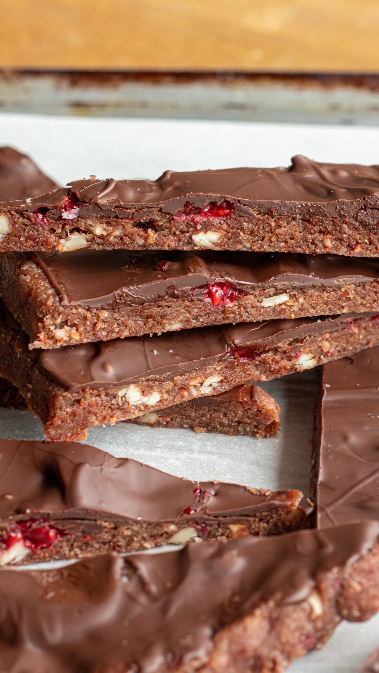 Barre sans cuisson framboise chocolat saine et ultra facileVous pouvez remplacer poudre d’amande par poudre de noisette, beurre d’amande par beurre de cacahuète, pistache ... farine d’avoine par flocons d’avoine mixés ou plus de poudre d’amande❌ Rappel : on ne peut pas remplacer la farine d’avoine par de la farine de blé dans cette recette. La farine d’avoine est fabriquée à partir de flocons d’avoine étuvés avant d’être moulus, alors que la farine de blé classique n’est pas destinée à être consommée crue et doit être cuite.Conservez les barres 5 jours au frigo ou le top, au congélateur !Grâce à leur faible épaisseur, elles peuvent être dégustées dès la sortie du congélateur, ou après 10 minutes à température ambiante pour un rendu plus moelleux. La barre géante apporte environ 1 730 kcal au total. J’ai fait 10 portions, à adapter suivant les besoins.Pour la base :
40g de framboises
70g de poudre d’amande (ici complète)
50 g de farine d’avoine
30 g d’amandes
1 c. à soupe de sirop d’érable
60 g de beurre d’amande
Pour la nappage :
Quelques framboises
80g de chocolat noir
1 c. à café d’huile de coco fleur de selDans un saladier, réduire les framboises en purée. Ajoutez beurre d’amande bien liquide et sirop d’érable. Mélanger. Ajouter poudre d’amande, farine d’avoine, amandes concassés. Déposez votre boule de pâte sur une feuille de papier cuisson et formez un grand rectangle à l’aide d’un rouleau à pâtisserie au départ puis vos mains car ça colle moins. Versez chocolat+huile fondus sur la base. Saupoudrez de fleur de sel. Placez au frigo au moins 1h puis découpez.#collation #snacks #recettefacile