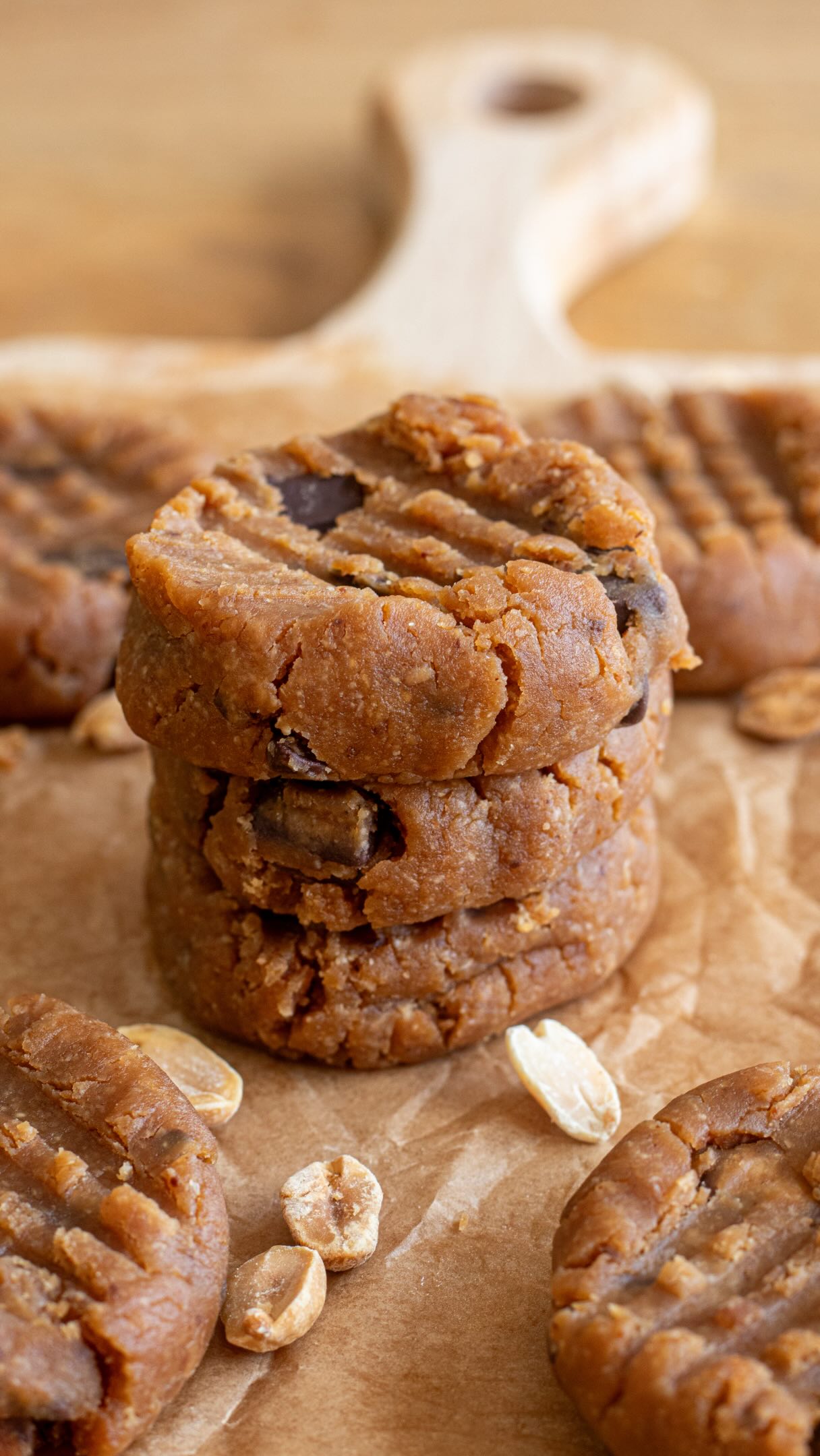 Cookie sans cuisson au beurre de cacahuète
Collation saine et rapidePar cookie environ 156 kcal.
👉🏻Conservation : dans une boîte hermétique au réfrigérateur pendant 5 jours. Vous pouvez également les congeler jusqu’à 3 mois.👉🏻Peut-on remplacer le beurre de cacahuète ? Oui. Vous pouvez utiliser du beurre d’amande, de noisette ou de cajou selon vos préférences.
👉🏻Peut-on supprimer le sirop d’érable ? Oui, mais les cookies seront moins sucrés et légèrement moins moelleux. Vous pouvez également utiliser du miel ou du sirop d’agave.👉🏻tous les details sur mesbrouillonsdecuisine.frPour 7 cookies :
125 g de beurre de cacahuète bien liquide
50 g de farine d’avoine
25 g de pépites de chocolat
10 à 15 g de sirop d’érable
4 c.à.s de boisson végétale
1 belle pincée de fleur de sel
Option : 20g de cacahuètes concasséesMélangez beurre de cacahuète+sirop d’érable. Ajoutez farine d’avoine+pépites de chocolat. Incorporez progressivement la boisson végétale. Mon conseil : commencez par 3 càs de lait végétal puis ajoutez la quatrième uniquement si nécessaire. L’objectif est d’obtenir une pâte souple, facile à manipuler et qui ne s’effrite pas. Formez 7 palets. Les écraser à la fourchette. Placez au frigo 30 minutes.#cookiescrus #collation #healthysnacks