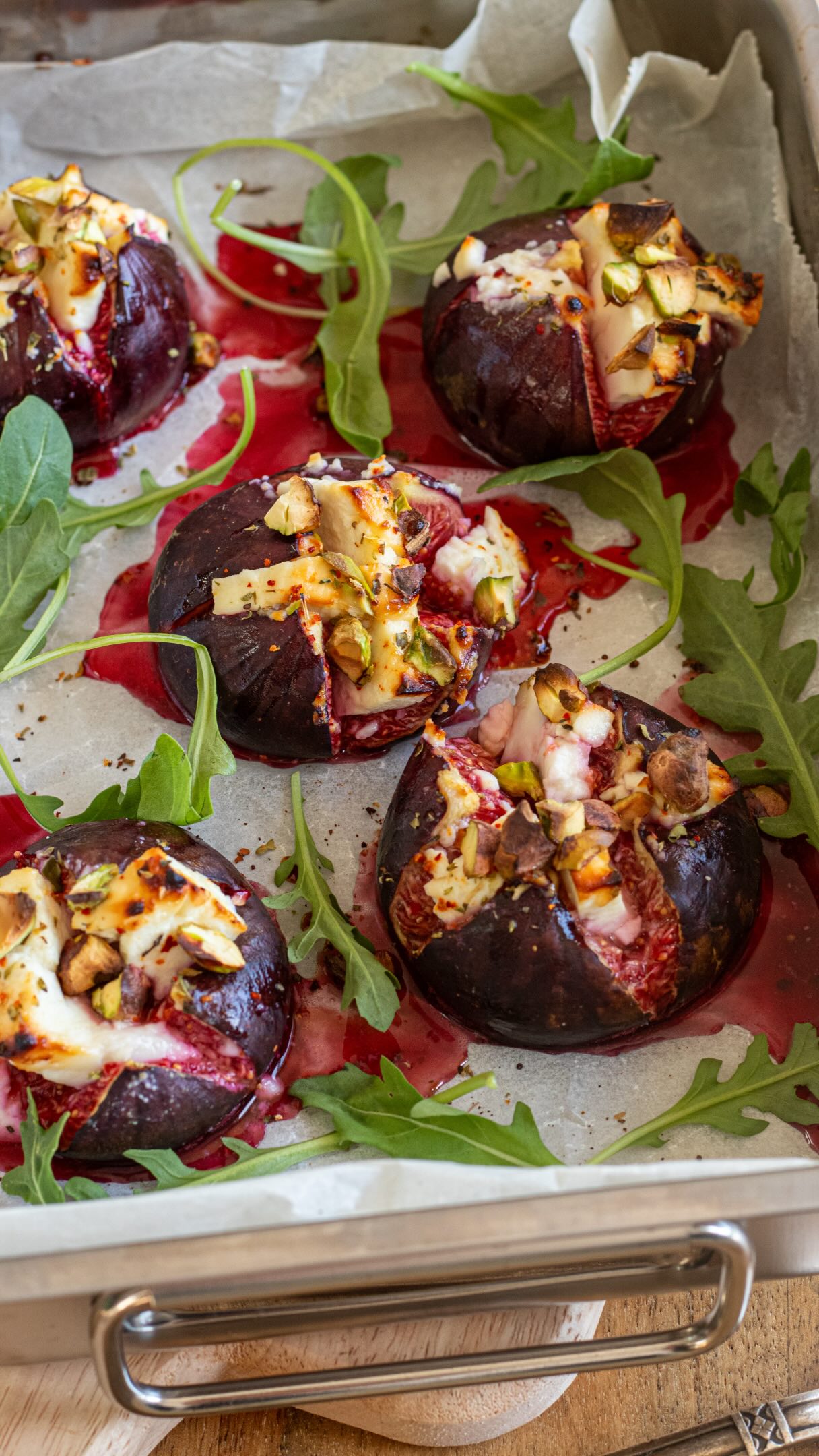Figues rôties à la feta, pistaches et miel👉🏻Pour une entrée, compter 2 figues par personne, surtout si elles sont accompagnées d’une belle salade. En plat, je recommande plutôt 3 à 4 grosses figues par pers, accompagnées d’une belle salade et d’une tranche de pain au levain.Ingrédients :
figues fraîches
��1 bloc de feta
2 poignées de pistaches ou noix
du miel (ici châtaignier)
�piment d’Espelette ou poivre
origan séchéPréchauffez le four à 200 °C. Lavez les figues puis séchez-les soigneusement. Disposez-les dans un petit plat allant au four.
À l’aide d’un ciseau, coupez la partie un peu dure sur le dessus. Faites ensuite une incision en croix dans chaque figue, sans aller complètement jusqu’au bout, afin de pouvoir l’ouvrir délicatement. Glissez des morceaux de feta, soyez généreux. Saupoudrez-les d’un peu d’origan séché, de piment d’Espelette. Ajoutez un beau filet de miel, parsemez généreusement de pistaches grossièrement concassées.
Enfournez 15 minutes à 200 °C. Servez immédiatement, accompagné d’une salade.#figues #feta