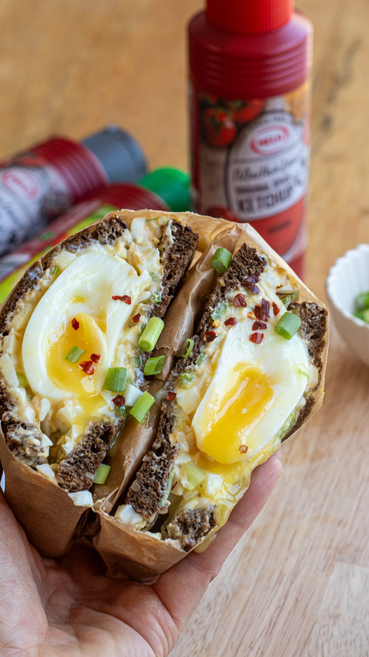 On revisite le célèbre sandwich japonais Tamago Sando avec le Spiced Ketchup (ketchup épicé), produit phare de la marque
@marthabyhela_fr 🌶️🍅Vous m’en direz des nouvelles 😋 En plus, chaque sandwich apporte près de 30 g de protéines. Un repas gourmand et hyper protéiné 💪🏻🥪Pour 2 sandwichs 🥪
4 tranches de pain de mie
6 œufs (4 durs + 2 mollets)
2 c. à soupe de Spiced Ketchup @marthabyhela_fr
2 c. à soupe de yaourt grec ou skyr
2 oignons cébettes
Option : un peu de piment, sel et poivre Faites cuire les œufs durs pendant 10 minutes.
Pour les œufs mollets, je sais qu’on recommande 6 minutes, mais comme mes œufs sortent du frigo, je trouve qu’ils sont trop difficiles à écaler. Ma petite astuce, c’est 7 minutes pile : je verse de l’eau bouillante (chauffée à la bouilloire) sur les œufs, je lance immédiatement mon minuteur et je les laisse cuire 7 minutes. Ensuite, je les plonge dans un bain d’eau glacée pour stopper la cuisson. Depuis que je fais comme ça, ils s’écalent parfaitement tout en gardant un jaune bien coulant. 👌🏻Écalez les œufs durs. Hachez finement les blancs au couteau et émiettez les jaunes entre vos doigts. Déposez le tout dans un saladier.
Ajoutez les cébettes finement émincées, le Spiced Ketchup et le yaourt grec. Mélangez, puis salez et poivrez au goût.Faites légèrement toaster les tranches de pain de mie. Répartissez la préparation sur les 4 tranches de pain, déposez un œuf mollet au centre, ajoutez un peu de préparation par-dessus, refermez les sandwich avec les autres tranches.Enveloppez dans du papier cuisson pour bien les maintenir et les déguster plus facilement.*collaboration commerciale#Ketchup #SpicedKetchup #helaketchup #marthabyhela #tamagosando