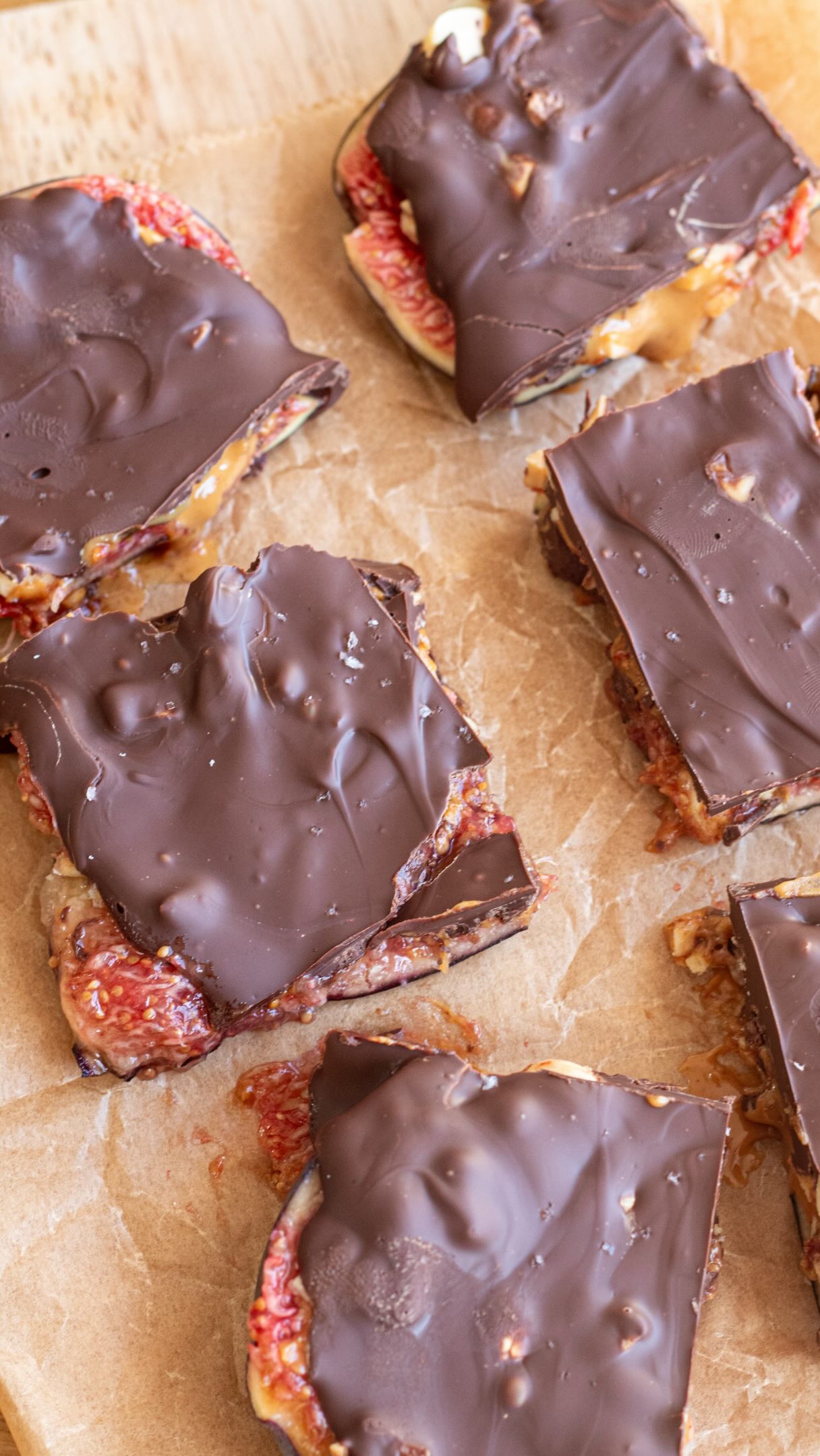 Barre figue, chocolat et beurre de cacahuète : la collation saine et gourmande👉🏻Ces barres se conservent 4 à 5 jours au frigo dans un contenant hermétique. Vous pouvez également les congeler : dans ce cas, sortez-les 15 minutes avant de les consommer pour qu’elles retrouvent une texture agréable et non congelée.
Calories: 155kcal. Plus de détails sur mesbrouillonsdecuisine.fr3 figues fraîches
70g de chocolat (noir ici)
2 c. à soupe de beurre de cacahuète
20 g de cacahuètes grillées non salées
Fleur de selLavez les figues délicatement. Coupez-les en deux. Déposez les demi-figues côté chair vers le haut dans un plat type plat à tarte ou moule rectangulaire, pour obtenir la forme d’une tablette de chocolat. Posez une feuille de papier cuisson ou du film alimentaire dessus et appuyez fermement avec le fond d’un verre pour écraser complètement chaque demi-figue. Cette base écrasée va former le fond de votre tablette.Répartissez le beurre de cacahuète sur toute la surface des figues écrasées à l’aide d’une cuillère à soupe. Parsemez de cacahuètes concassées puis nappez de chocolat fondu. Lissez à l’aide d’une spatule. Terminez par une pincée de fleur de sel.Placez au frigo au moins 1 heure avant de découper en 6 carrés.#snack #collation #figue