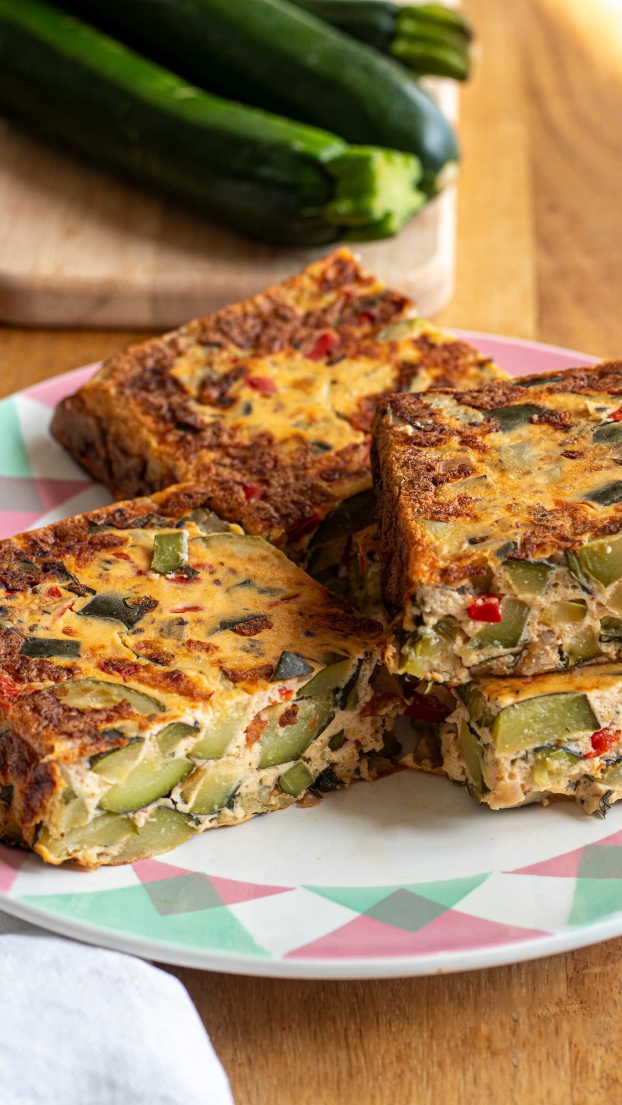 Brownie salé healthy qui remplace la quiche !Recette pour 2 bons mangeurs ou 4 avec un appétit plus léger, en accompagnement d’une petite salade par exemple.Au total, environ 900 kcal et presque 60 g de protéines. Si vous êtes très sportifs, la dose de glucide est un peu faible, vous pouvez ajouter une portion de riz, quinoa ou 🍠Moule carré de 22 cm (ou moule de 25 cm de diamètre pour une équivalence)
1 kg courgettes/poivron au total (5 petites courgettes et 1 gros poivron)
1 oignon et 1 gousse d’ail
1 c. à s d’huile d’olive
250 g de cottage cheese
2 gros œufs
1 c. à soupe de maïzena (bien bombée)
basilic frais (ou menthe, persil)
Piment d’Espelette et fleur de sel
Graines de sésame pour le fond du mouleLavez les courgettes et le poivron, puis coupez-les en petits cubes. Émincez l’oignon et l’ail. Faites revenir 10 minutes, jusqu’à ce qu’ils aient bien rendu leur eau. Laissez tiédir. Mixez cottage cheese+œufs+maïzena. Versez cet appareil dans la poêle de légumes. Assaisonnez avec piment d’Espelette, basilic frais, un peu de sel. Chemisez un moule de papier cuisson, parsemez le fond de graines de sésame. Versez la préparation et enfournez 35 minutes à 180 °C.Conserver 3 à 4 jours au frigo dans une boîte hermétique. Il peut se déguster froid ou chaud.
Peut se congeler.#recettefacile #cottagecheese