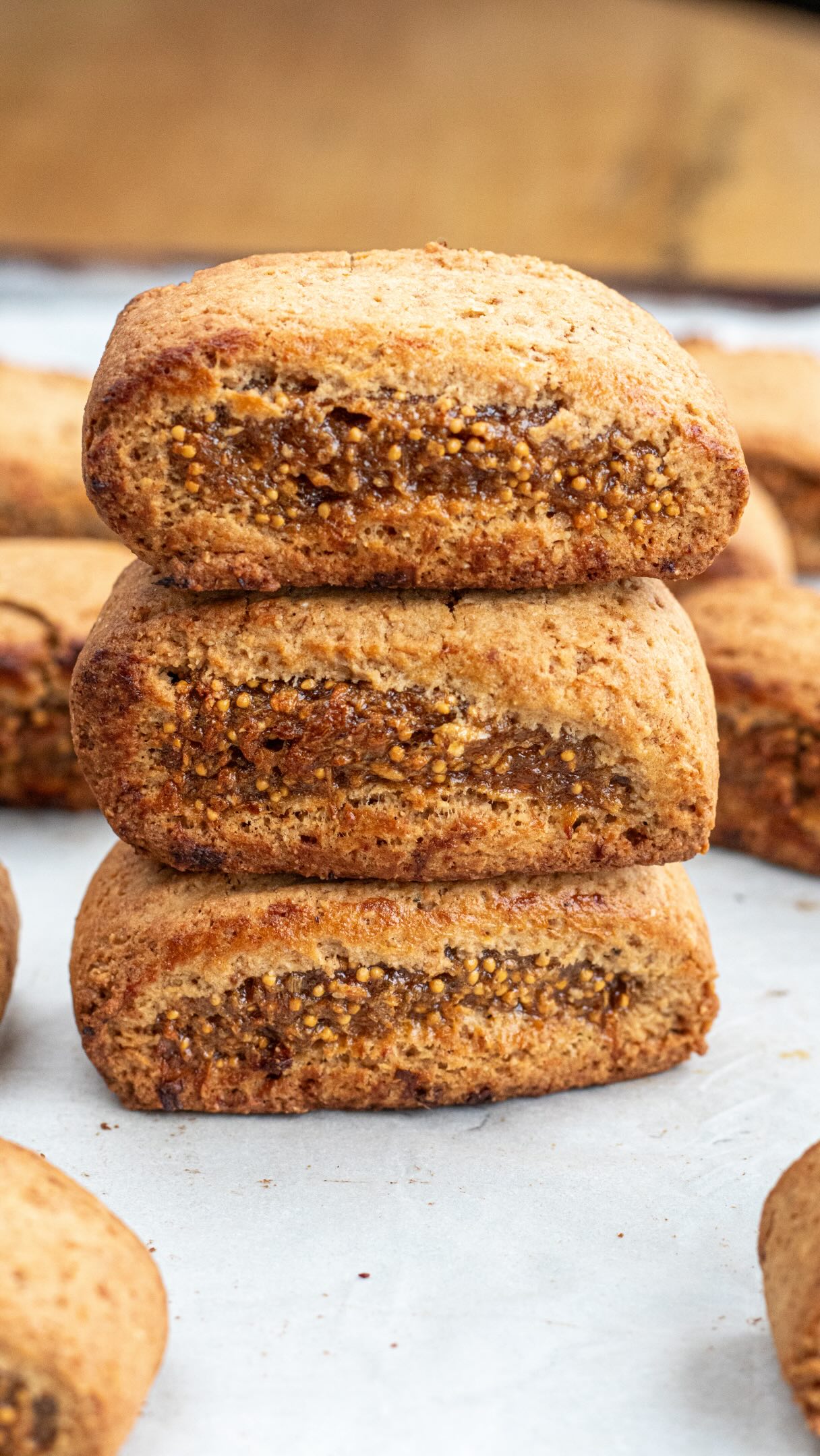 Figolu maison version saineCes biscuits se conservent 3 à 5 jours dans une boite en fer.Pour 11 à 15 biscuits :
👉🏻la base biscuitée :
50g de farine T65 ou classique
50g de farine T150
25 g de poudre d’amande
45 g sucre de coco ou autre sucre
35 g de beurre mou
1 pincée de fleur de sel
1/2 cuillère à café de levure chimique
4 à 5 cuillères à soupe d’eau
👉🏻la garniture :
200 g de figues séchées
1 càc de vanille liquide ou vanille en poudreCommencer par faire ramollir les figues pendant 30 minutes dans l’eau bouillante. Bien les égoutter et les mixer en purée avec de la vanille.Dans un saladier, travailler le beurre, y ajouter le sucre et mélanger. Ajouter farines, poudre d’amande, sel, levure. Pétrir du bout des doigts pour sabler le mélange, puis ajouter l’eau (il vous faudra sûrement 4 càs, et peut-être une 5eme, il faut faire en fonction de la texture de la pâte. Allez-y progressivement jusqu à former une jolie boule).Etaler la pâte. Vous pouvez ajouter un peu de farine, mais la pâte se travaille bien. Former un rectangle régulier d’environ 30 x 10 cm et disposer dessus le boudin de figue. Rabattre un côté du rectangle, puis l’autre par-dessus pour enfermer le boudin de pâte. Bien serrer. Couper en 11 ou 15 portions, suivant la taille souhaitée. Aplatir et former une strie à l’aide d’une fourchette.Enfourner pour 17 à 20 minutes, suivant le four, o 180 degrés.#faitmaison #figues