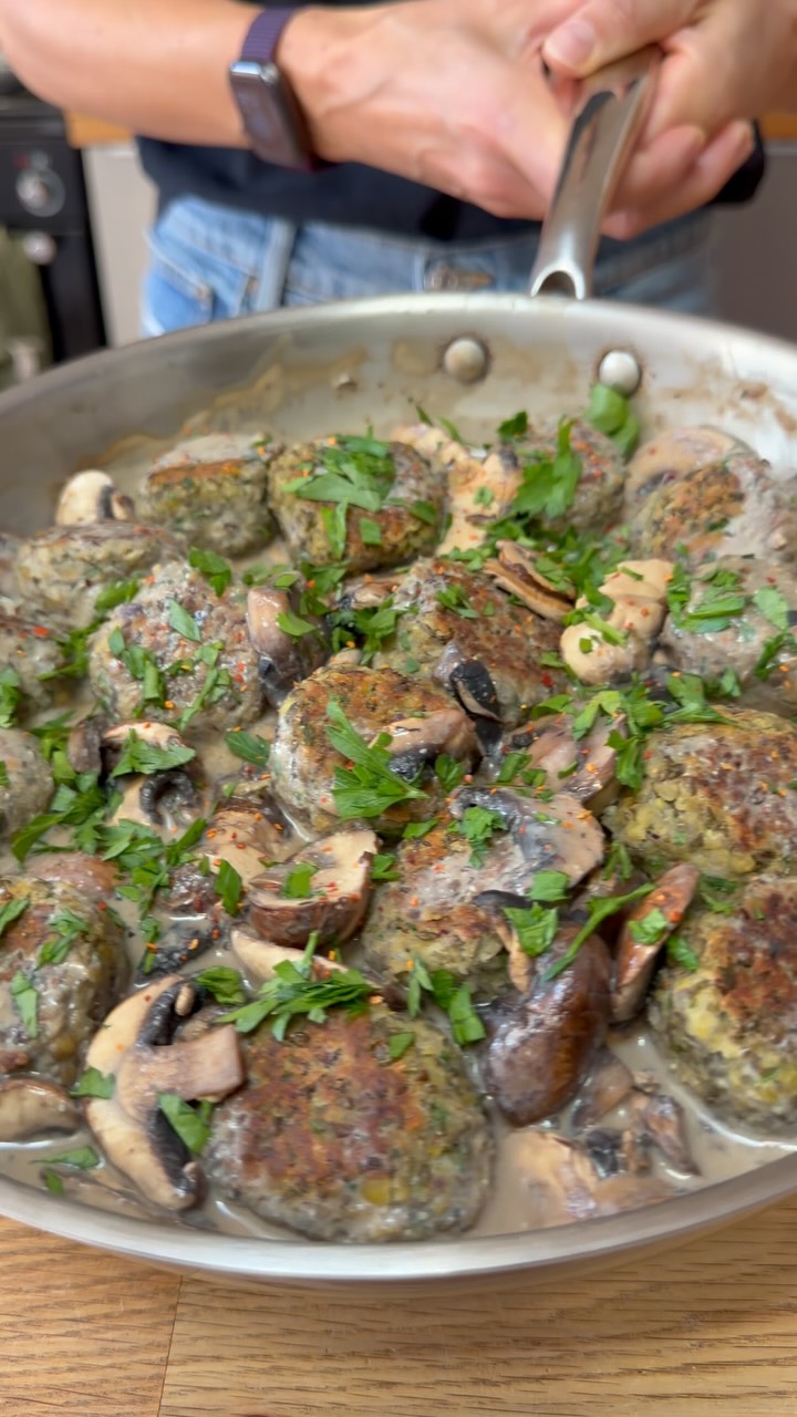 Boulettes de lentilles, sauce crémeuse soja & champignons👉🏻Tout le détail pour la cuisson des lentilles sur le blog mesbrouillonsdecuisine.fr👉🏻Je n’ai volontairement pas salé la préparation car avec la moutarde et la sauce soja, je trouve que ce n’est pas nécessaire. Evidemment, libre à vous d’en ajouter.Pour 16/18 boulettes (3 pers) :
1 oignon rouge/1 gousse d’ail
1 petit bouquet de persil puis de coriandre.
50 g de pain (ici au levain et graines)
375 g de lentilles cuites = 155/160 g crues
1 petit œuf
1 càc de coriandre et pas mal de poivre
1 càc de moutarde
40 g de farine d’avoine ou petits flocons d’avoine
+ 2 càs d’huile d’olive pr cuissonPour la sauce :
500 à 600 g de champignons de Paris
2 càs de sauce soja salée
20 cl de crème liquide (soja ici)
persil et Piment d’Espelette pour le serviceFaire tremper la tranche de pain au levain dans un peu d’eau ou lait. Dans le bol d’un robot, déposez oignon, ail, persil, coriandre et pain bien essoré. Mixez rapidement, juste assez pour hacher le tout. Ajoutez lentilles cuites, moutarde et petit œuf. Poivrez généreusement, ajoutez la coriandre puis mixez par petites impulsions afin d’obtenir une préparation homogène, mais surtout pas complètement lisse. Il est important de conserver un peu de texture. Ajoutez les 40 g de flocons d’avoine ou de farine d’avoine et mélangez bien. Formez ensuite 16/18 boulettes. Laissez poser 15’ au frigo.Dans une grande poêle, faites dorer les boulettes avec l’huile, environ 5 minutes par face. Réservez. Dans la même poêle, sans ajouter de matière grasse, faites revenir les champignons de Paris émincés. Laissez-les cuire jusqu’à ce qu’ils aient bien rendu leur eau et commencent à dorer. Déglacez avec la sauce soja, puis ajoutez la crème. Mélangez bien et remettez les boulettes dans la poêle pour les réchauffer quelques minutes et les enrober délicatement de sauce. Parsemez de piment d’Espelette et de persil frais et servir immédiatement.