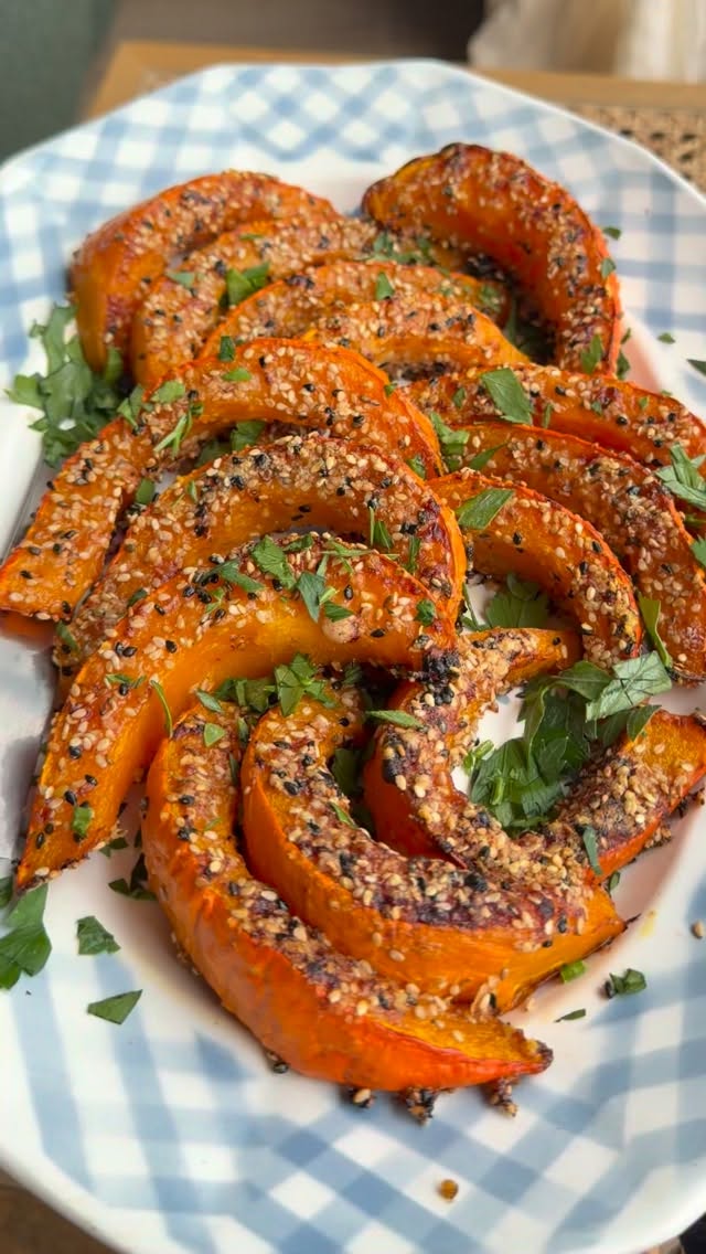 Quartiers de potimarron rôtis au parmesan et graines
Même vos enfants vous réclameront des légumes ! 

Pour 2/3 pers
Pour la marinade
1 potimarron (pas trop gros)
1,5 c. à soupe d’huile d’olive
1 c. à café de miel ou sirop d’érable, d’agave...
1/2 c. à café d’origan séché ou romarin etc...
un peu de paprika fumé
beaucoup de poivre et un peu de sel

Pour le dessus
40 g parmesan râpé
25 g de graines de sésame noir ou blond

Recouvrez une plaque allant au four de papier cuisson. Disposez vos quartiers dessus et enfournez 20 minutes à 180 degrés. Après 20 minutes de précuisson, sortez la plaque du four. C’est seulement à ce moment-là que vous préparez votre marinade. Pendant ce temps, les quartiers de potimarron tiédissent et reposent un peu, ce qui vous permettra de les manipuler facilement ensuite. Dans un petit récipient, mélangez tous les ingrédients de la marinade : huile, miel, origan, poivre, paprika fumé et fleur de sel. Dans une assiette creuse, mettez le parmesan et les graines de sésame, mélangez à la fourchette. À l’aide d’un pinceau, nappez le dessus et le dessous de vos quartiers encore chauds avec la marinade. Puis plongez-les dans le mélange parmesan/graines avant de les re-déposer sur la plaque. Enfournez à nouveau 12 à 15 minutes, les quartiers doivent être bien dorés.