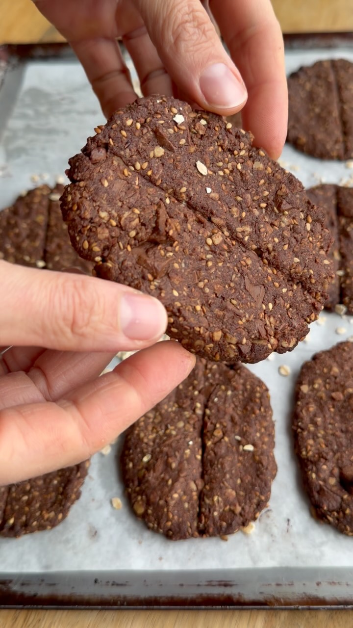 Biscuits croustillants aux flocons d’avoine, version chocolat et sans gluten (façon Belvita®)

Toutes les versions de ces biscuits sont disponibles sur le blog ! 

La cuisson peut varier selon les fours. Il faut être vigilant, d’autant plus que les biscuits sont au chocolat, la pâte est foncée. Il faut se fier surtout aux bords.

Si vos biscuits ne sont pas croustillants, il y a un raté quelque part : c’est que vous avez soit changé les ingrédients soit qu’ils ne sont pas assez cuits. 

Pour 9 ou 10 biscuits :
50 g de farine de sarrasin
50 g de petits flocons d’avoine
10 g de cacao en poudre non sucré
50 g de poudre d’amande
20 g de graines de sésame
50 g de chocolat (au lait ici)
40 g de sucre de coco ou sucre classique
45 g d’huile (tournesol/olive/coco fondue)
35 à 40 g de lait végétal
1 pincée de sel
1/2 c. à café de levure chimique

Dans un grand saladier, mélanger tous les ingrédients secs. Verser l’huile puis le lait végétal et mélanger. Former 9 à 10 portions de pâte sur une plaque recouverte de papier cuisson. Aplatir chaque biscuit avec les mains légèrement humides. Les biscuits doivent être fins : il faut leur donner leur forme définitive car ils ne bougent pas à la cuisson. Marquer le centre de chaque biscuit avec une spatule (totalement facultatif). Enfourner à 180°C pendant 12 minutes, en surveillant. Puis laisser dans le four entrouvert et éteint 4 à 5 minutes supplémentaires. Les biscuits doivent être légèrement croustillants sur les bords. Laisser refroidir : ils durcissent en refroidissant et deviennent irrésistibles.