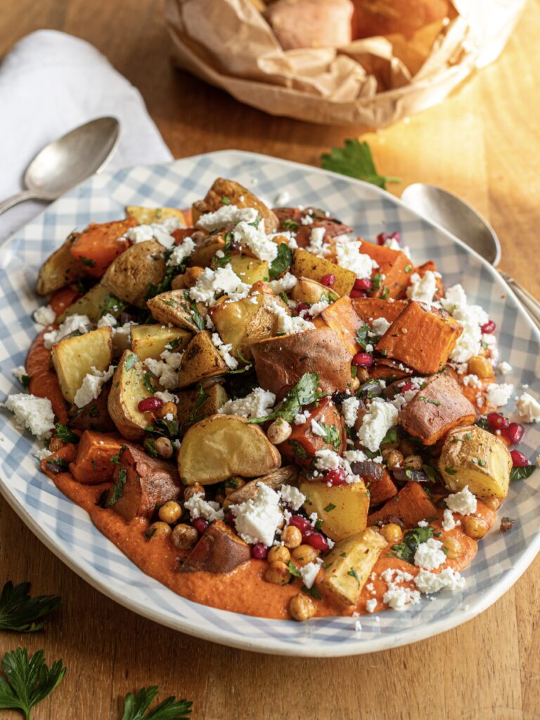 Légumes rôtis, coulis de poivrons rouges, feta et grenade 2 IMG 2159