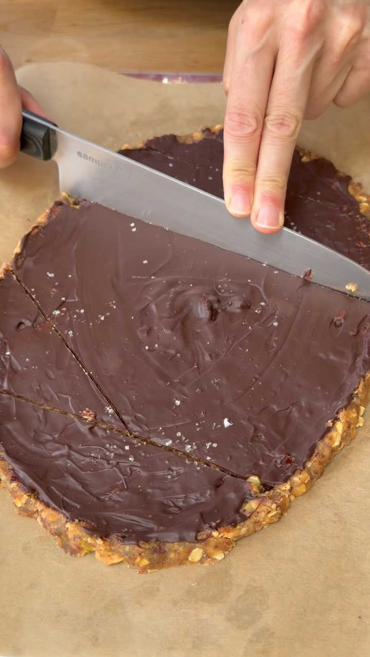 Collation barre énergie XXL sans cuisson : recette saine et ultra simple👉🏻Vous pouvez remplacer poudre d’amande par poudre de noisette ; flocons d’avoine (ici, une nouveauté de la marque Celnat : des flocons d’avoine proteines non sponso) par flocons de sarrasin, épeautre ; dattes par abricots, figues ou raisins secs ; beurre de cacahuètes par beurre d’amande, noix de cajou)
👉🏻Conservez les barres 1 sem au frigo ou le top, au congélateur ! Grâce à leur faible épaisseur, elles peuvent être dégustées presque immédiatement à la sortie du congel !
👉🏻La barre xxl apporte environ 1 955 kcal au total. Vous pouvez réaliser des portions selon vos besoins.Pour la base :
80g de poudre d’amande (ici complète)
40 g de flocons d’avoine
30 g d’oléagineux au choix
4 dattes charnues
60 g de beurre de cacahuète
2 à 4 c. à soupe de lait d’avoinePour la nappage :
80 g de chocolat noir
1 c. à café d’huile de coco fleur de selDans un saladier, mélangez poudre d’amande, flocons d’avoine, fruits secs concassés et dattes en petits morceaux. Ajoutez beurre de cacahuète bien liquide, puis progressivement le lait d’avoine. La quantité peut varier selon les ingrédients utilisés. Déposez votre boule de pâte sur une feuille de papier cuisson et tormez un grand disque, à l’aide d’un rouleau à pâtisserie c’est parfait. Versez chocolat+huile fondus sur la base. Saupoudrez de fleur de sel. Placez au frigo au moins 1h puis découpez.